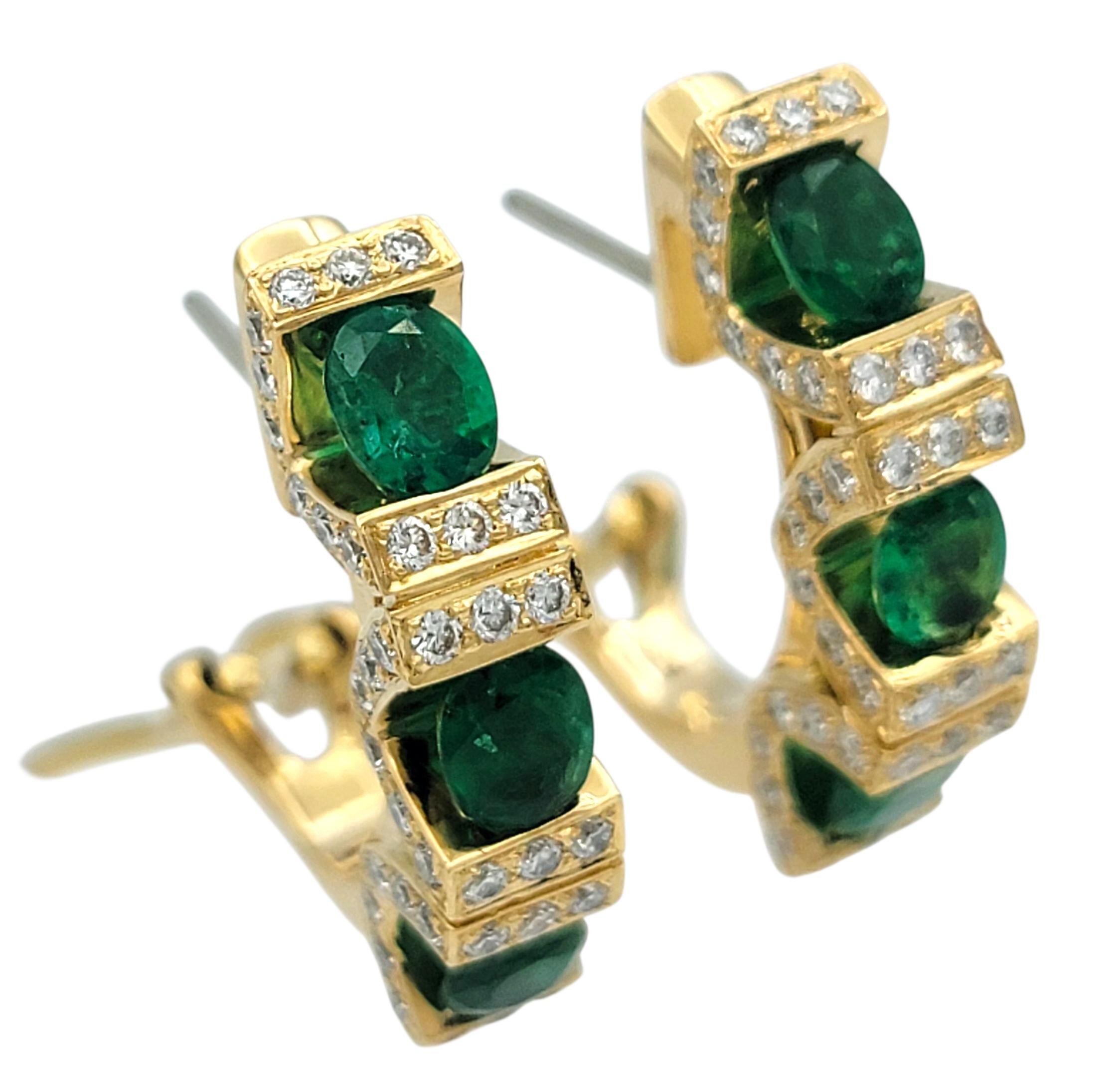 Pendientes de aro J de oro amarillo de 18 quilates con esmeralda zambiana talla oval y diamante en Bueno estado para la venta en Scottsdale, AZ