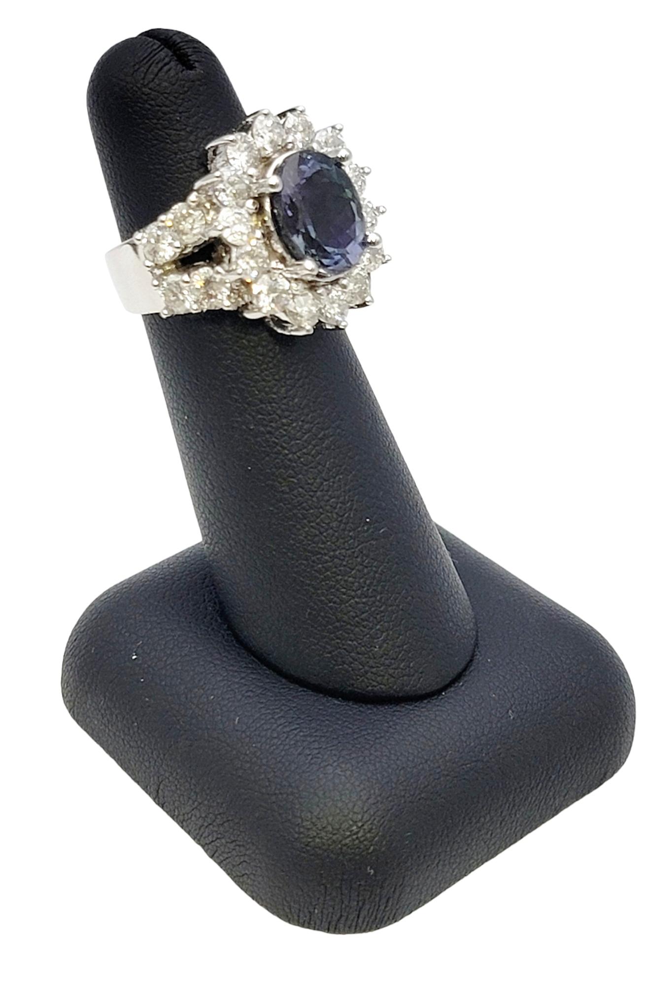 Ring mit ovalem Zoisit im Ovalschliff und Diamant-Halo in geteiltem Schaft aus 14 Karat Weißgold im Angebot 9