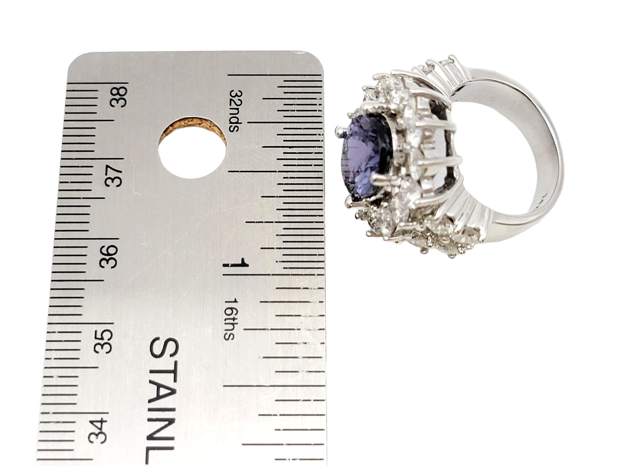 Ring mit ovalem Zoisit im Ovalschliff und Diamant-Halo in geteiltem Schaft aus 14 Karat Weißgold im Angebot 10
