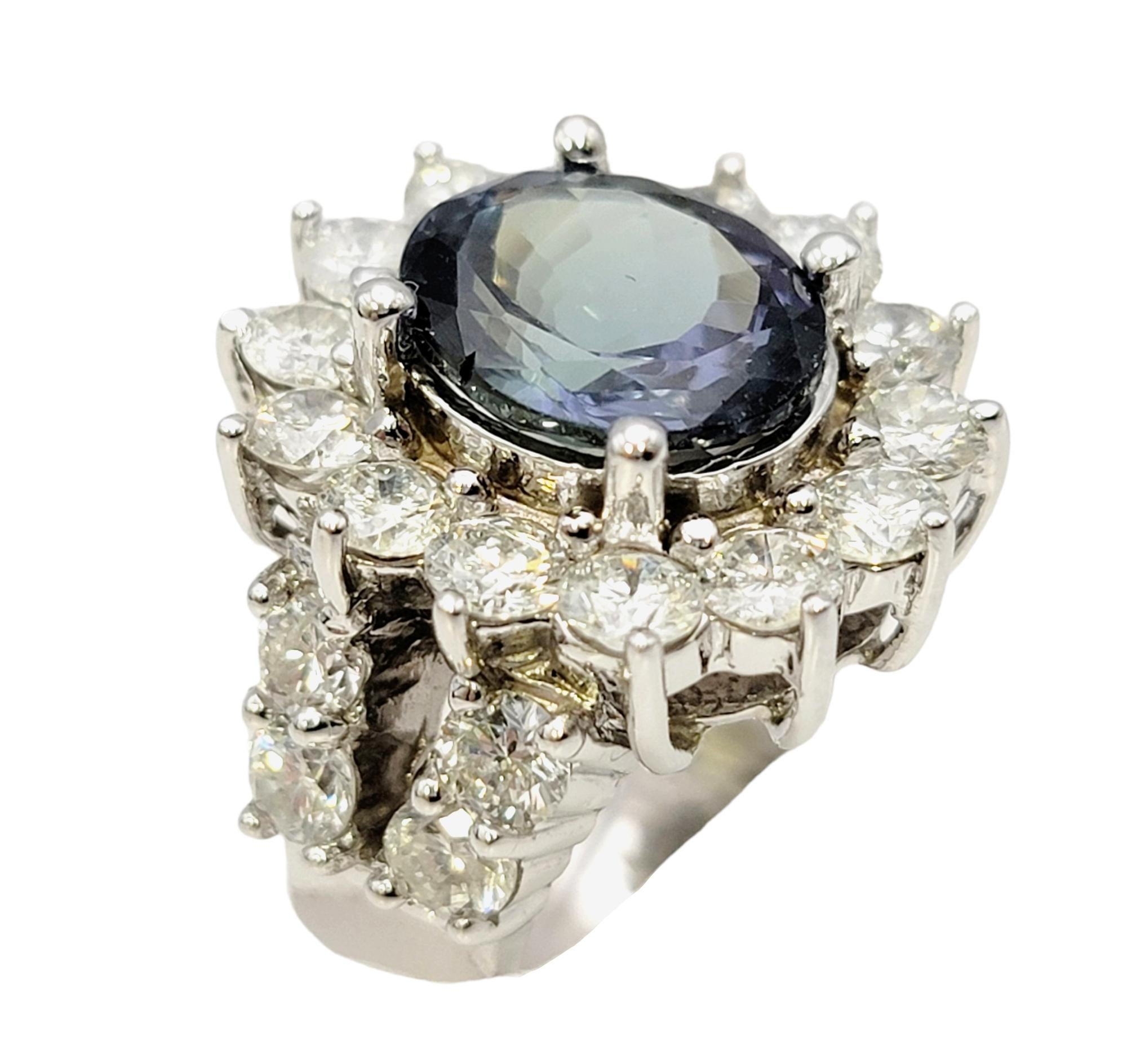 Ring mit ovalem Zoisit im Ovalschliff und Diamant-Halo in geteiltem Schaft aus 14 Karat Weißgold Damen im Angebot