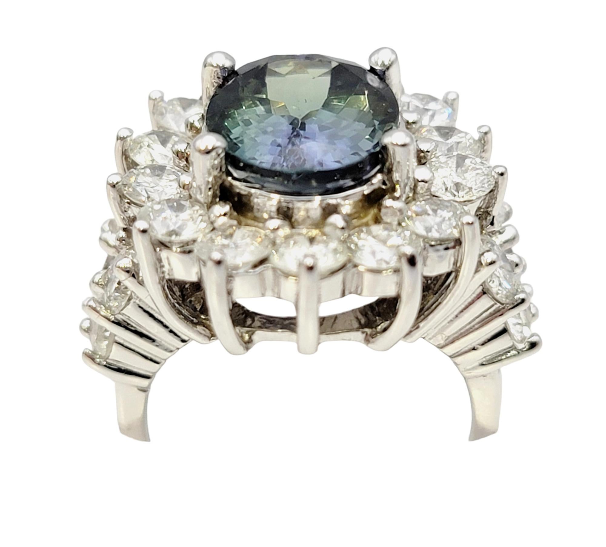 Ring mit ovalem Zoisit im Ovalschliff und Diamant-Halo in geteiltem Schaft aus 14 Karat Weißgold im Angebot 1