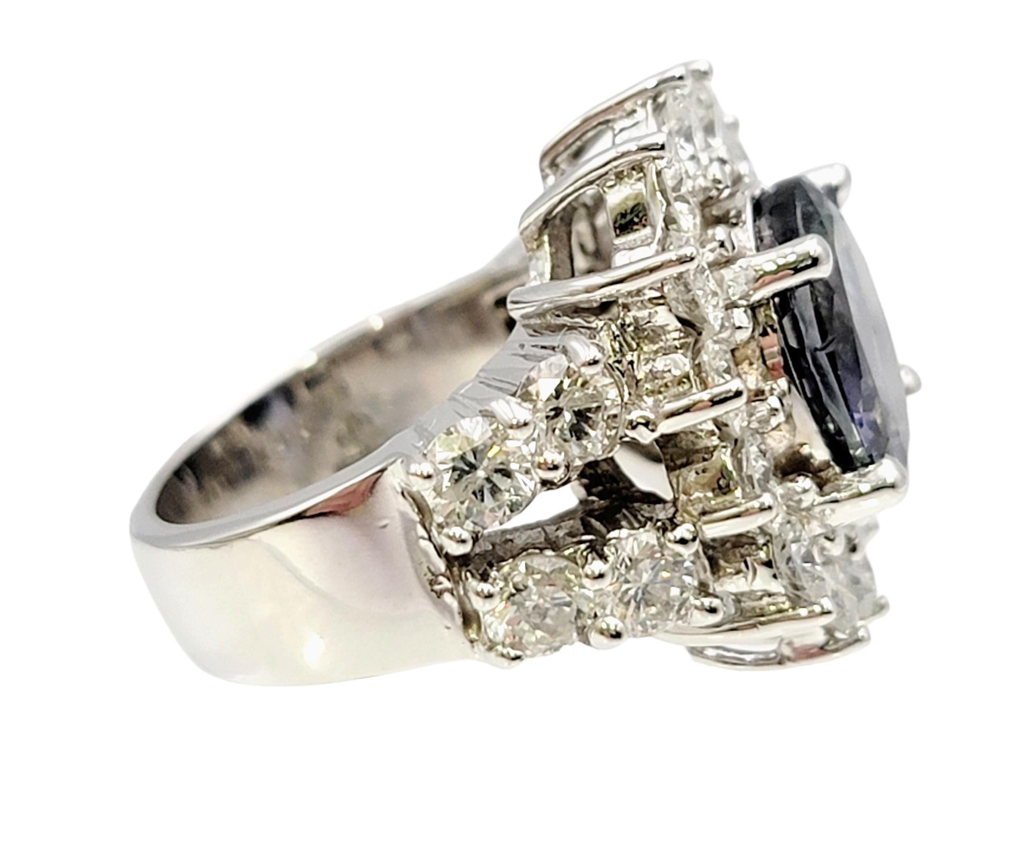 Ring mit ovalem Zoisit im Ovalschliff und Diamant-Halo in geteiltem Schaft aus 14 Karat Weißgold im Angebot 2