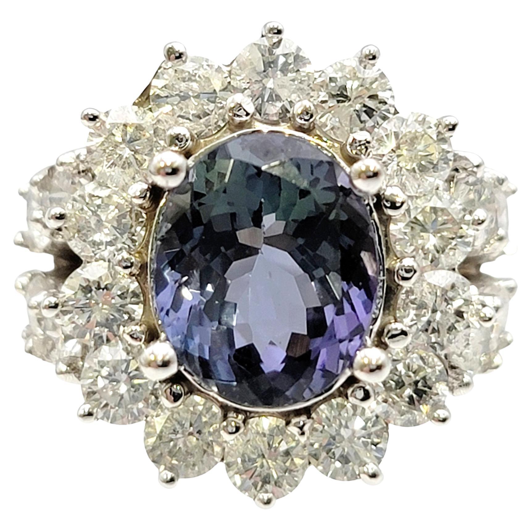 Ring mit ovalem Zoisit im Ovalschliff und Diamant-Halo in geteiltem Schaft aus 14 Karat Weißgold