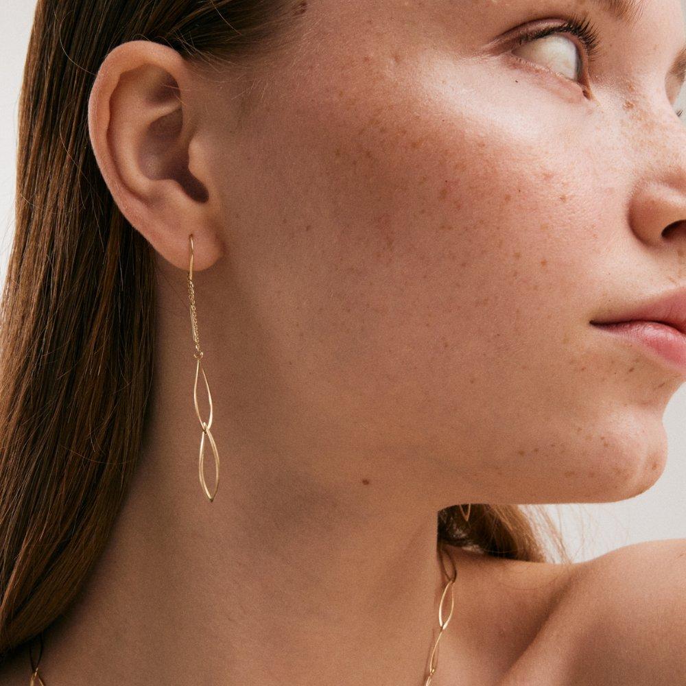 Introducing the 14K Solid Gold Oval Dangle Threader Earrings by Orena Jewelry, where the waves of modern design meet the shores of timeless elegance. These earrings are a manifestation of Orena's meticulous craftsmanship and a deep passion for