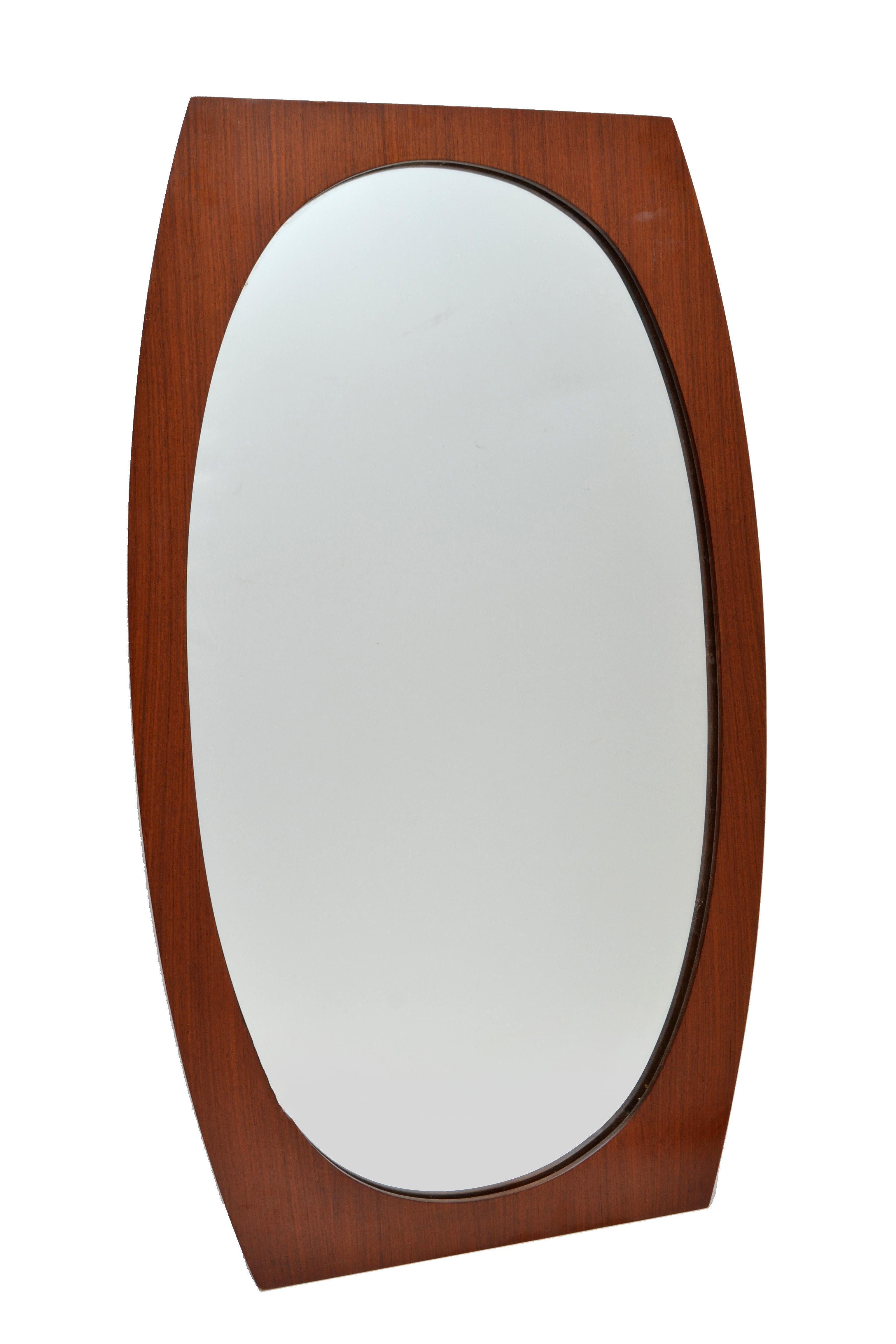 Danois Miroir mural ovale scandinave moderne en noyer fait à la main en vente