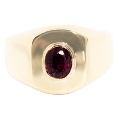 Bague sigillaire vintage en forme de dôme en or jaune 18 carats avec rubis rouge profond ovale et rubis