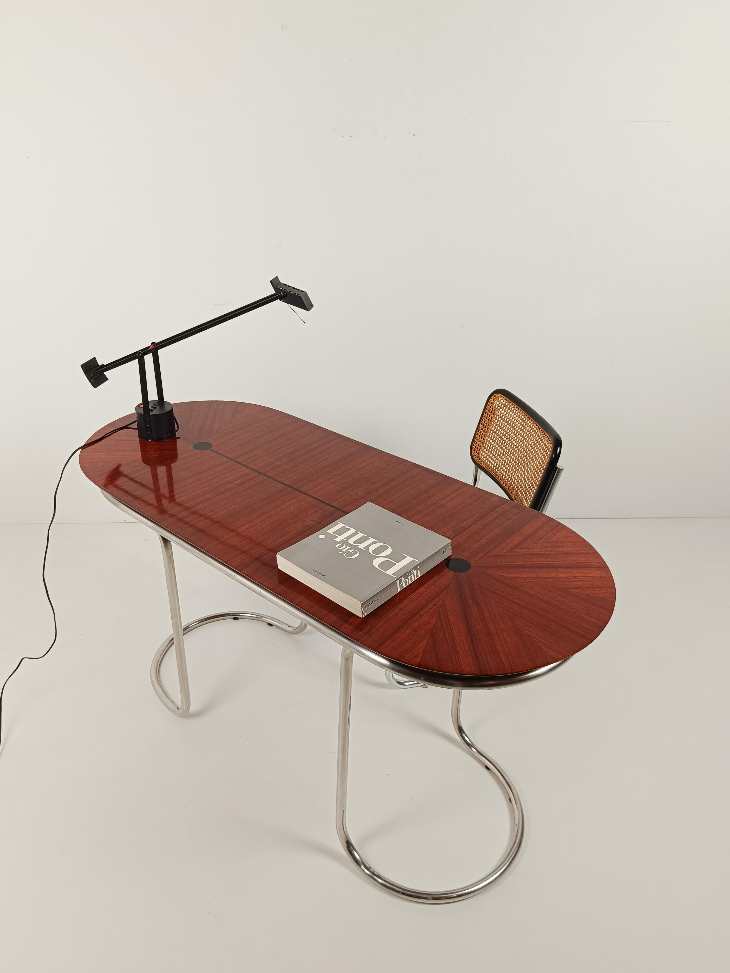 Ein einzigartiges Möbelstück mit einem eleganten und feinen Design. Glauben Sie mir, wenn ich Ihnen sage, dass es im Moment kein anderes ähnliches Möbelstück online zu kaufen gibt.
Dieser Konsolentisch aus den 60er- und 70er-Jahren erinnert an das