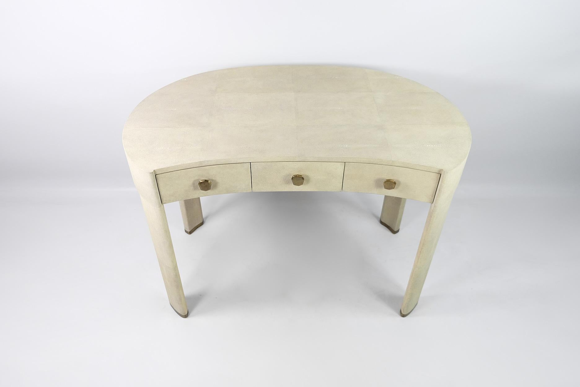 Art Déco Scrivania ovale in zigrino naturale e ottone di Ginger Brown in vendita