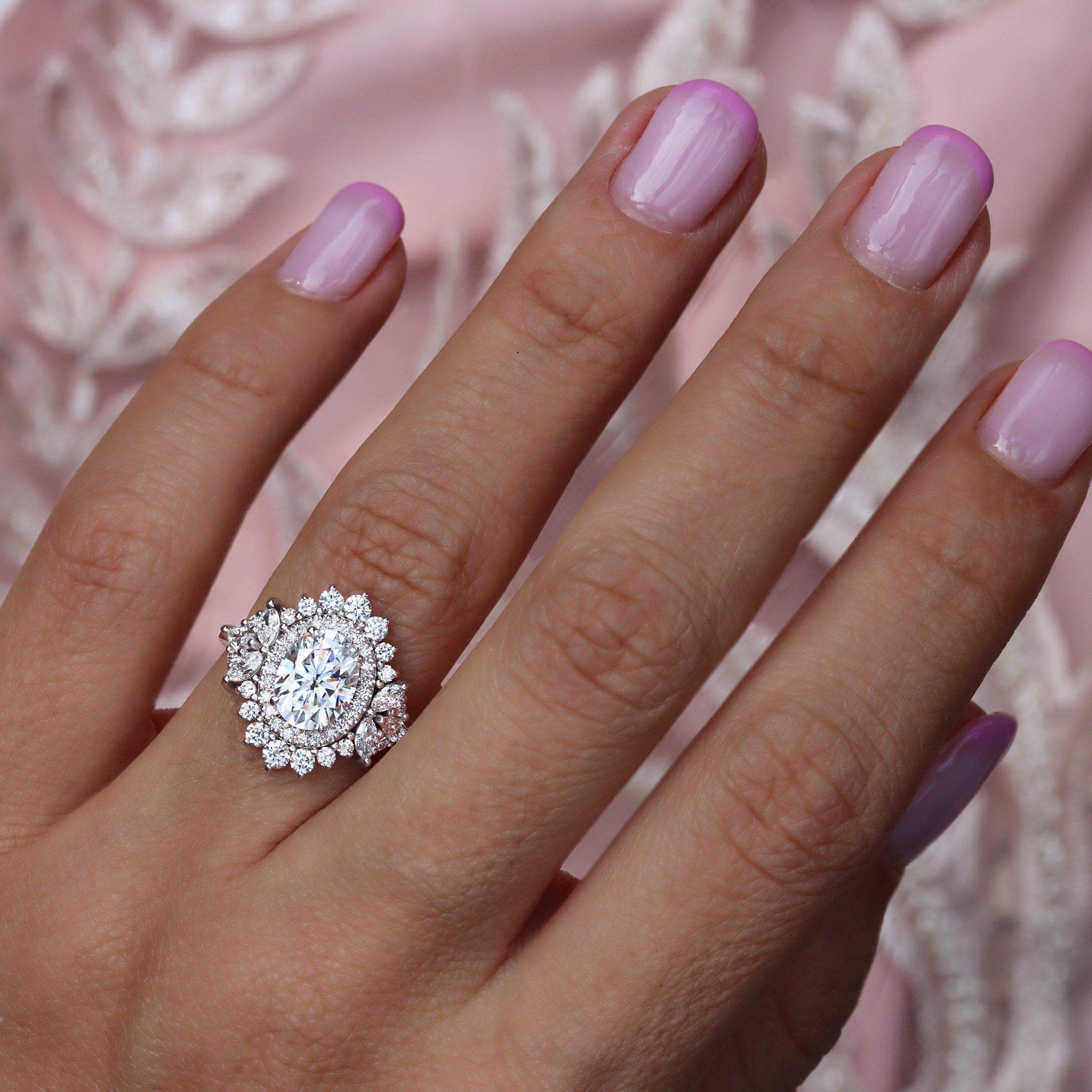 Ensemble de deux bagues de fiançailles à double halo en diamant ovale de 1,50 carat, Monaco Neuf - En vente à Hertsliya, IL