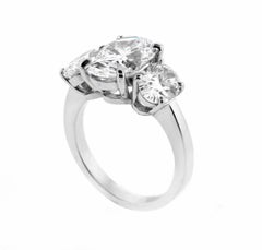 Ovaler Diamant-Ring mit 3 Steinen von Pampillonia