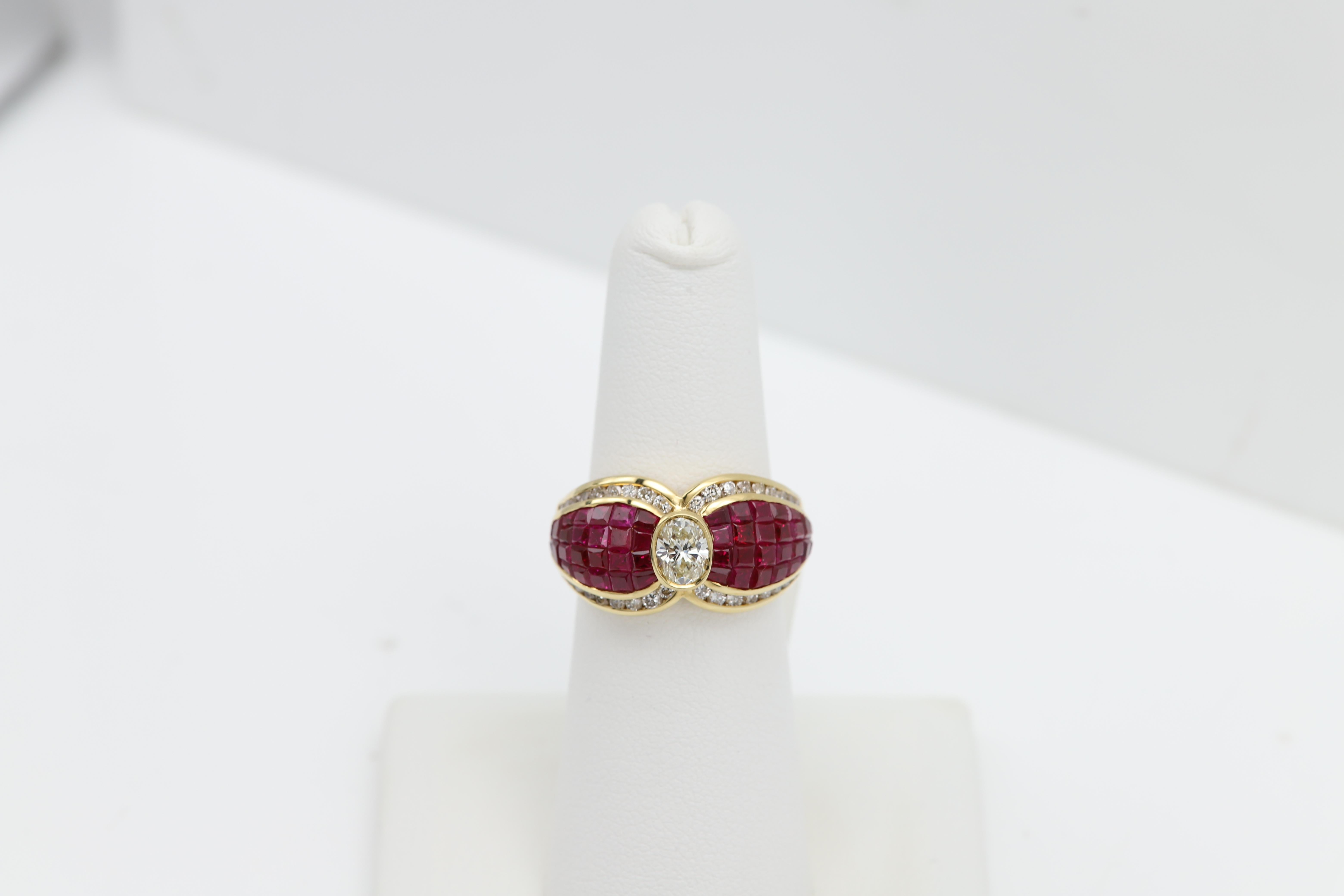 Anillo de Rubí y Diamantes de Birmania Oro de 18 Kilates  Anillo de diseño de pajarita de cóctel Corte cuadrado en venta