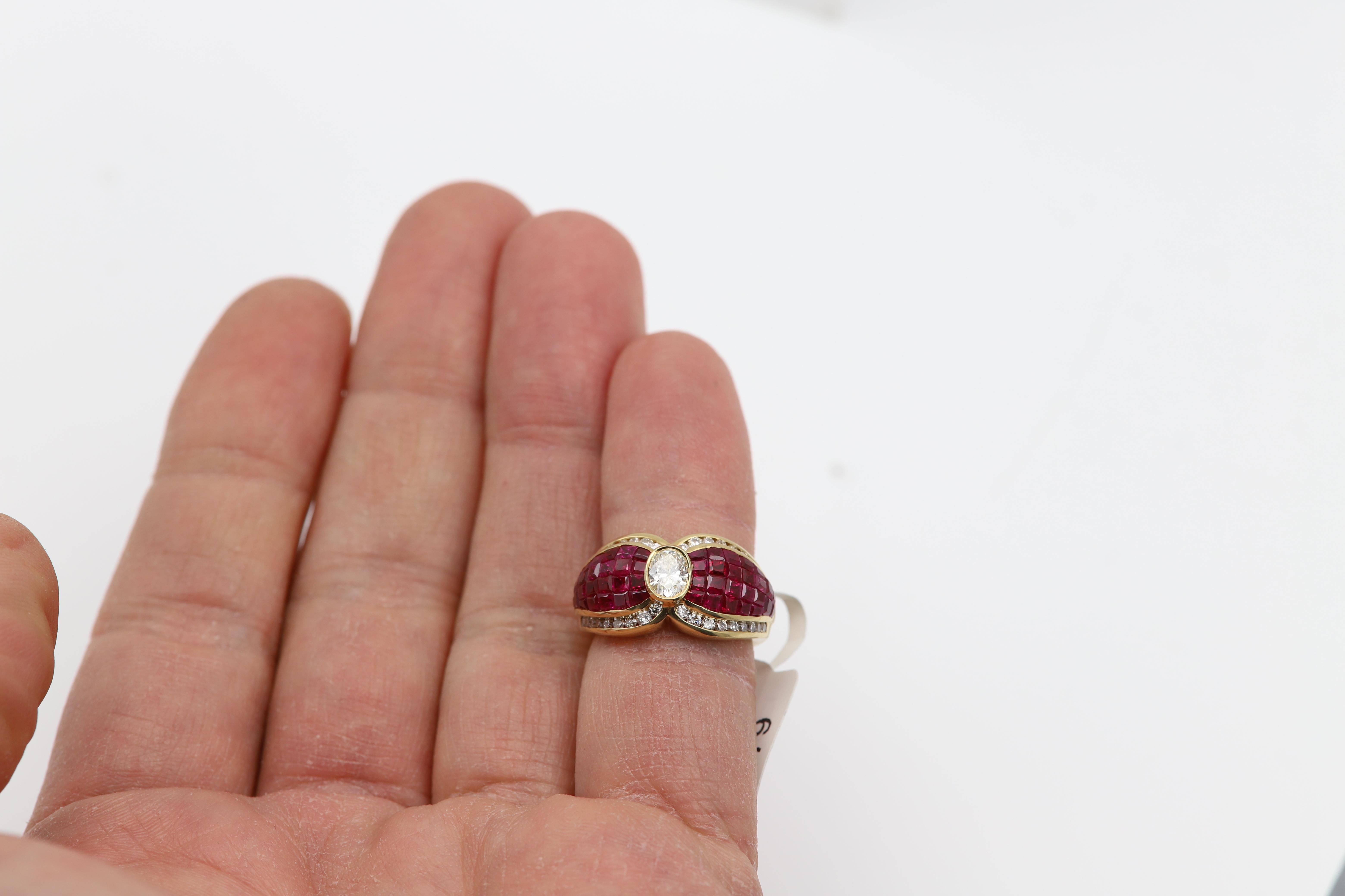 Anillo de Rubí y Diamantes de Birmania Oro de 18 Kilates  Anillo de diseño de pajarita de cóctel en venta 1