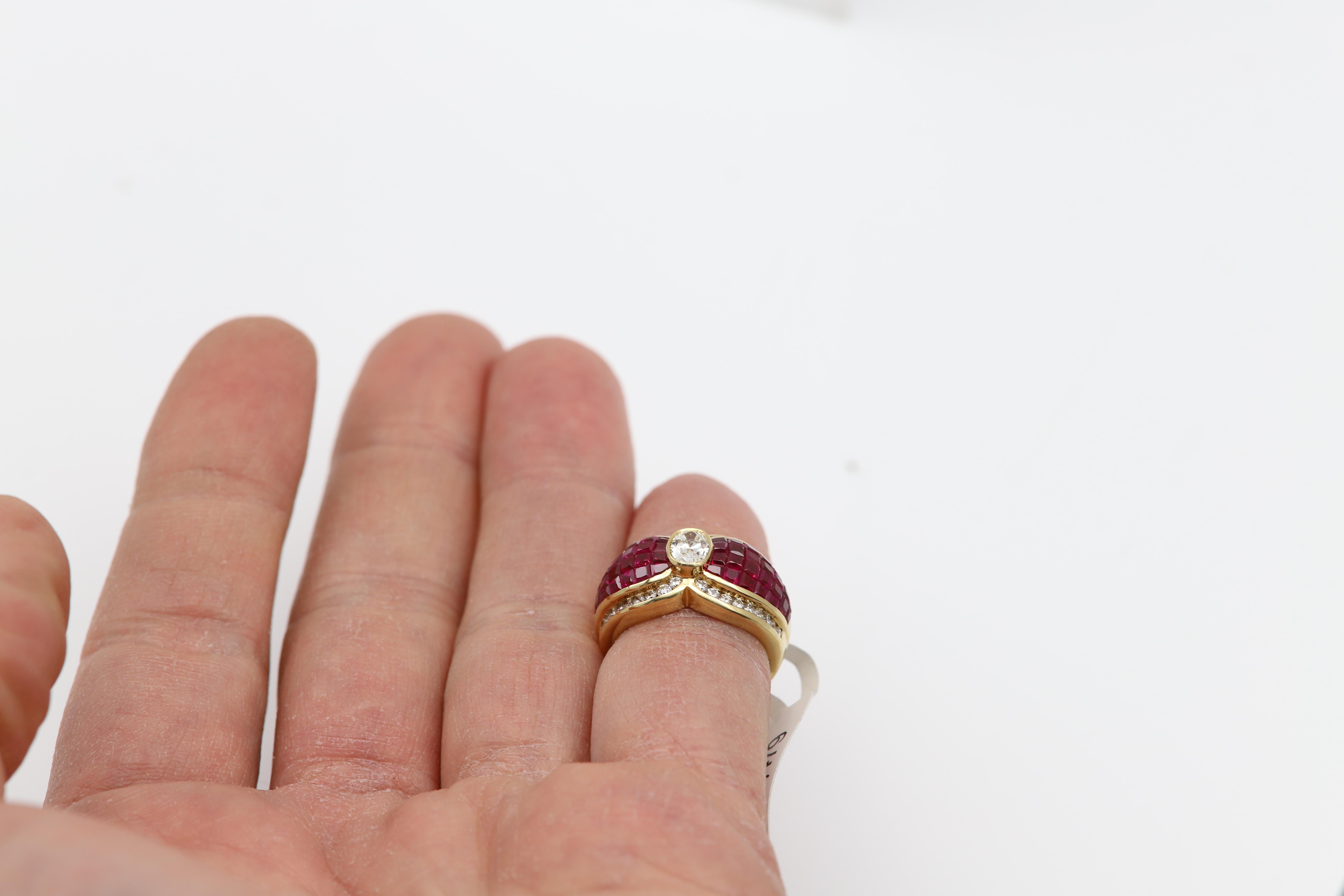 Anillo de Rubí y Diamantes de Birmania Oro de 18 Kilates  Anillo de diseño de pajarita de cóctel en venta 2
