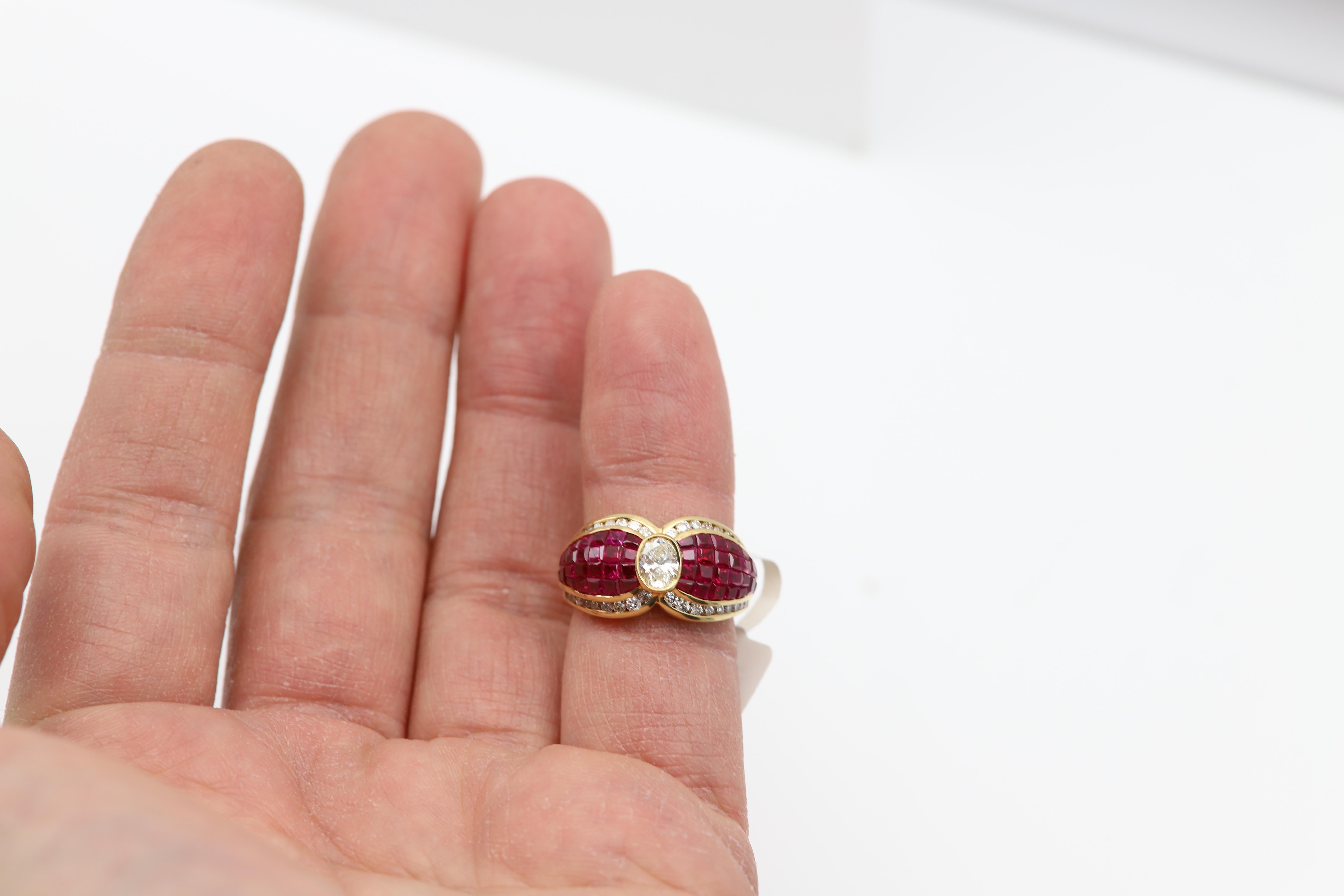 Anillo de Rubí y Diamantes de Birmania Oro de 18 Kilates  Anillo de diseño de pajarita de cóctel en venta 3
