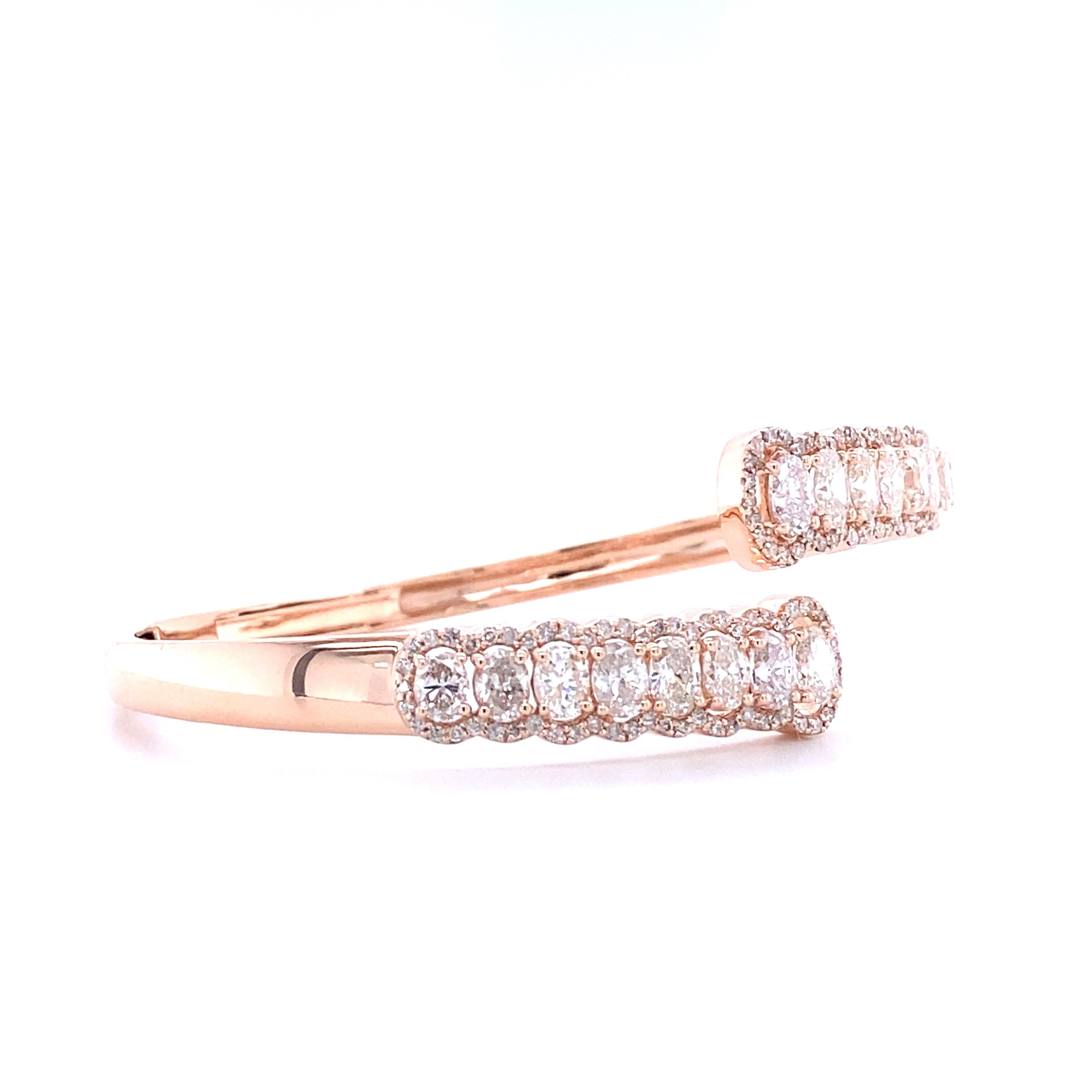 Das Oval Diamond Bracelet With Ascending Design Cuff ist ein exquisites Schmuckstück, das aus hochwertigem, massivem 18-karätigem Gold gefertigt ist. Das Armband besteht aus einer Reihe von Diamanten im Ovalschliff, die entlang der Manschette