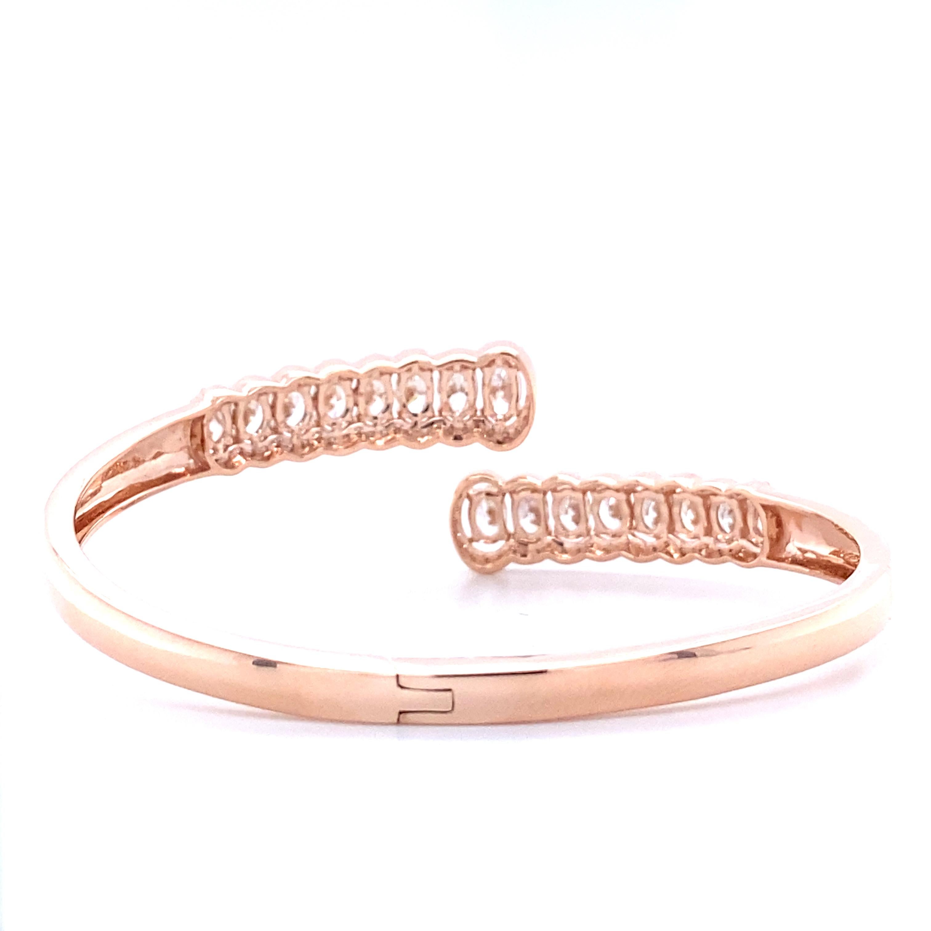 Ovales Diamantarmband mit aufsteigendem Design Manschette in 18k massivem Gold (Ovalschliff) im Angebot