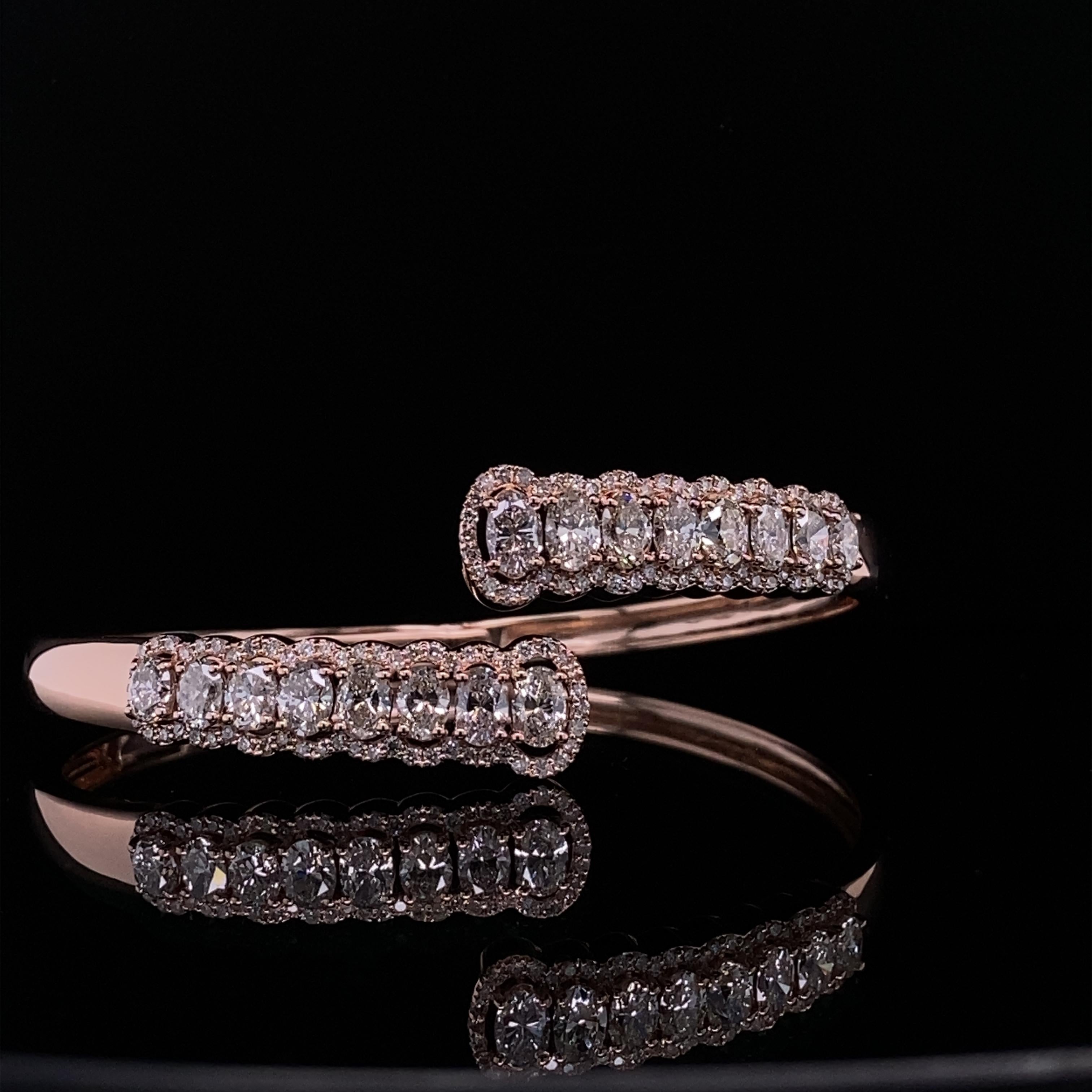 Oval Diamond Bracelet With Ascending Design Cuff in 18k Solid Gold In New Condition For Sale In New Delhi, DL