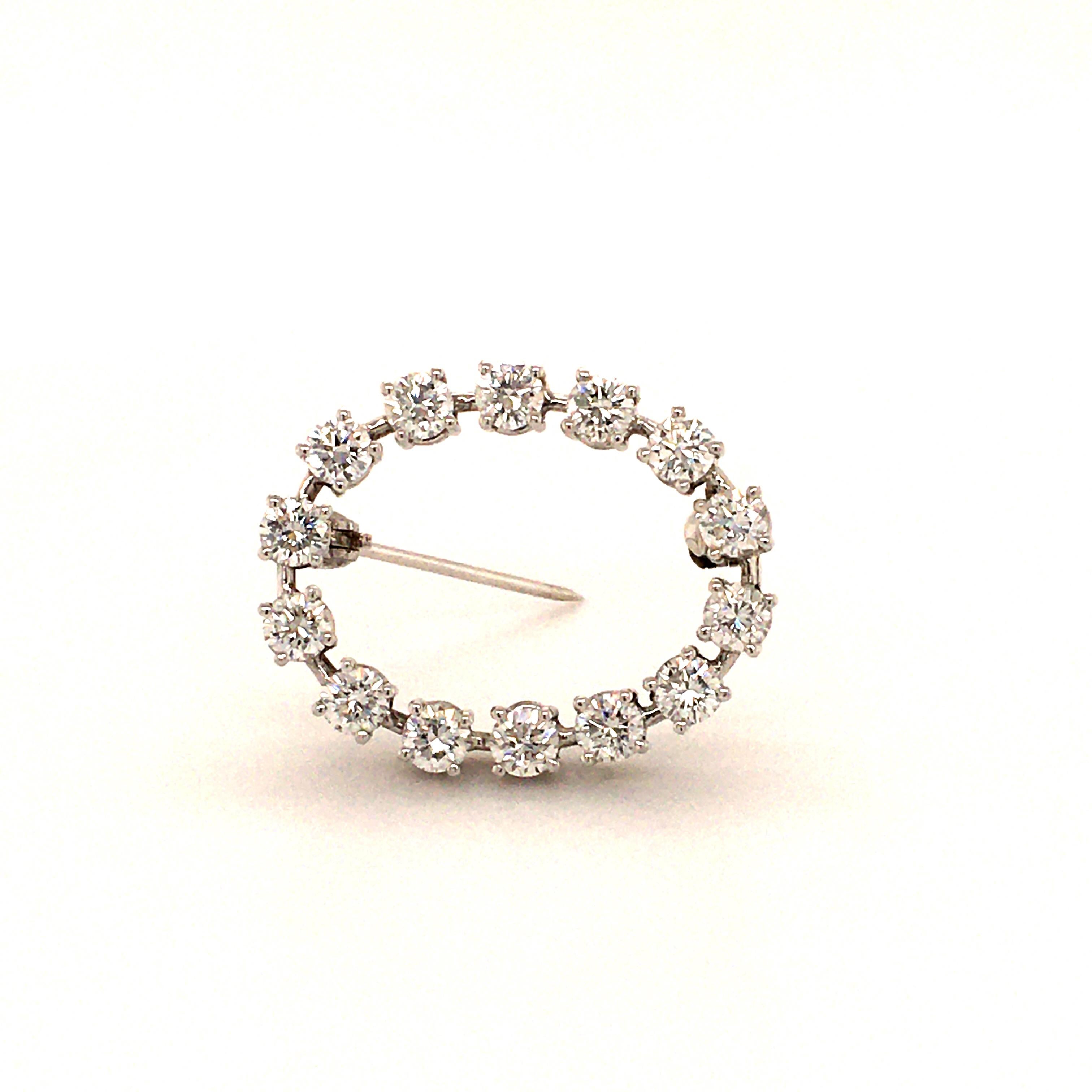 This 18kt White Gold Brooch lines up 14 Diamonds, together 2.00 ct (Quality: G/H-vs)
The clean design allowes you to wear this brooch on every occation, day and night.
The securityclasp helps you to protect your precious item.

Measurements: 2.50 x