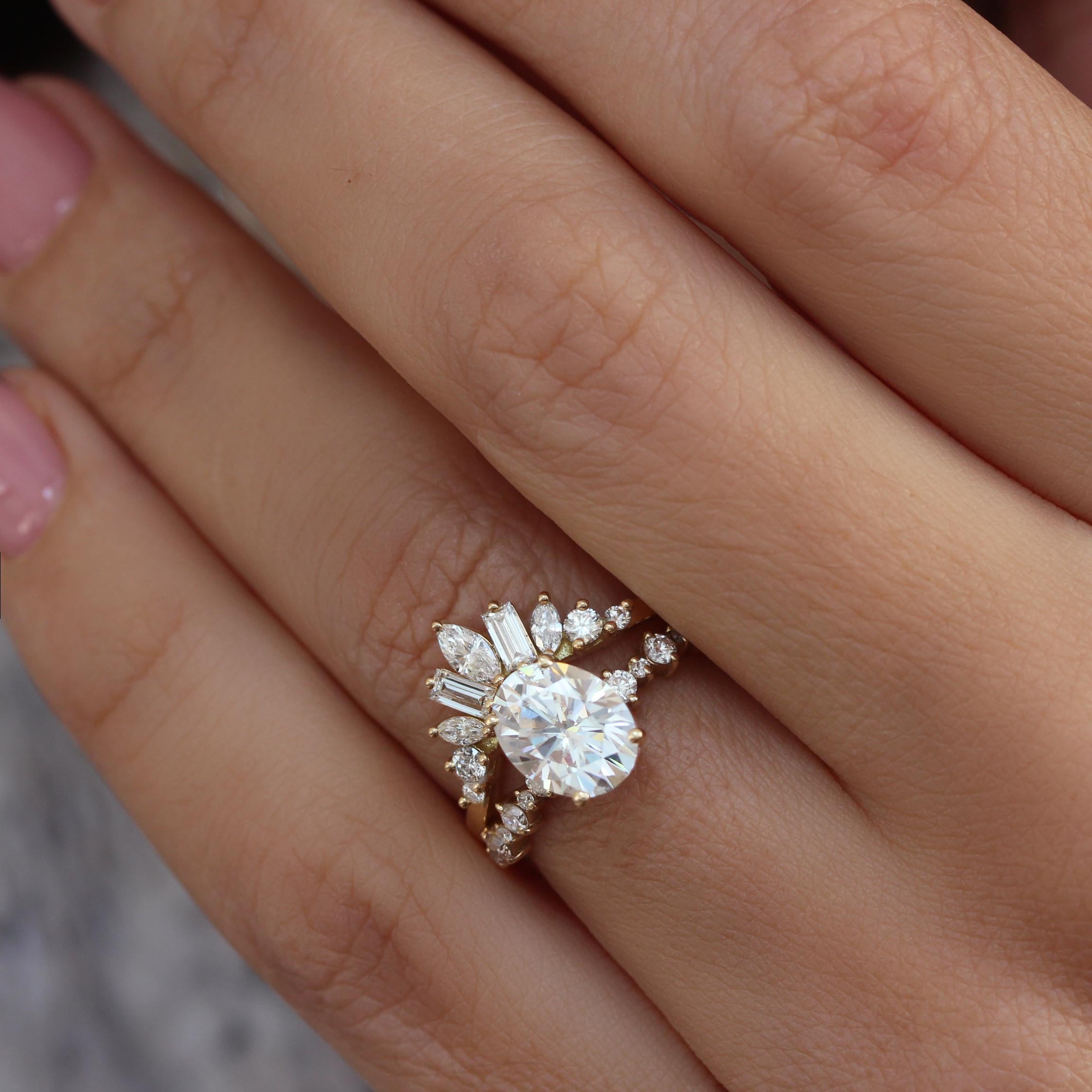 Contemporain Bague de fiançailles à deux diamants ovales élégante sertie de Margo & Ally V en vente