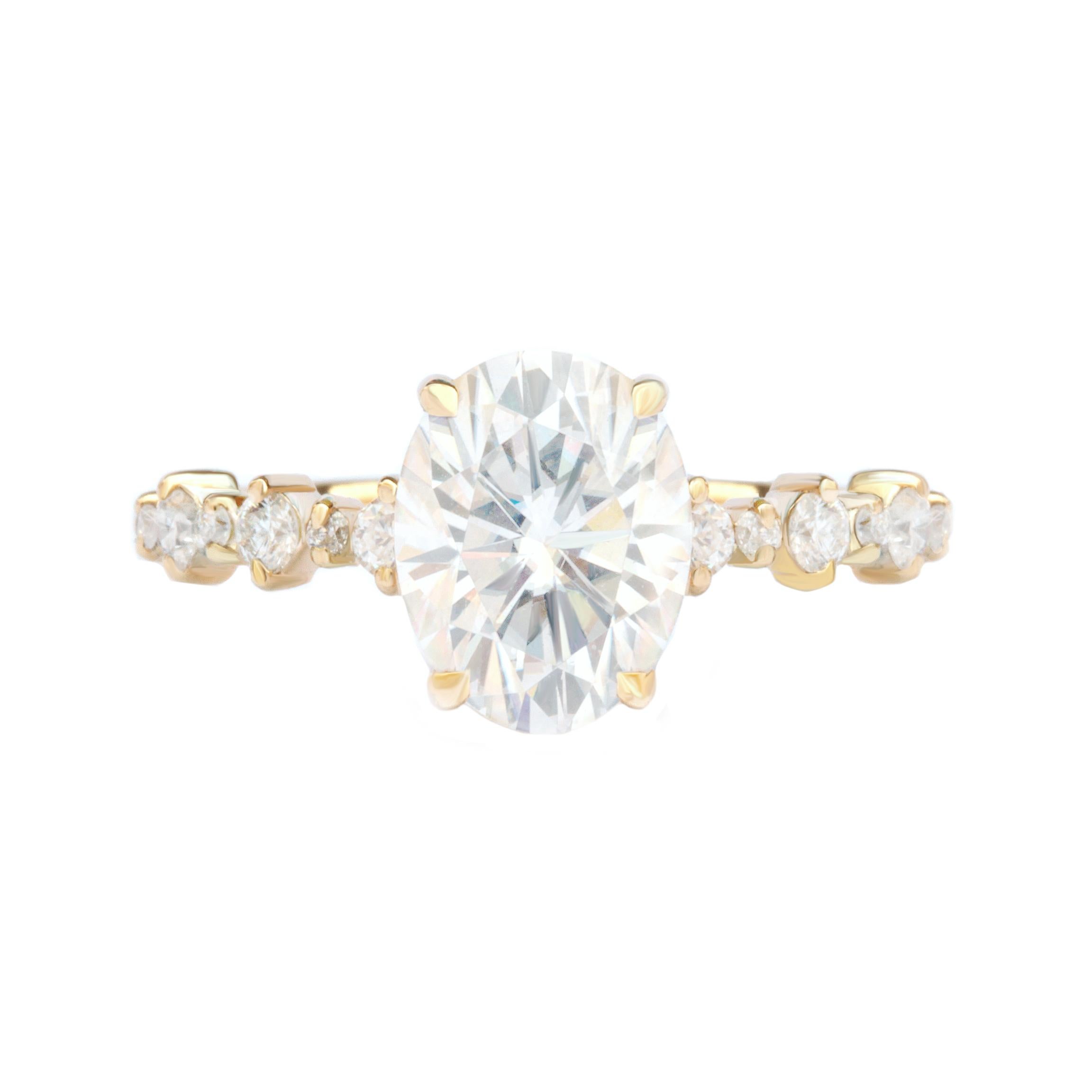 Bague de fiançailles à deux diamants ovales élégante sertie de Margo & Ally V Neuf - En vente à Hertsliya, IL
