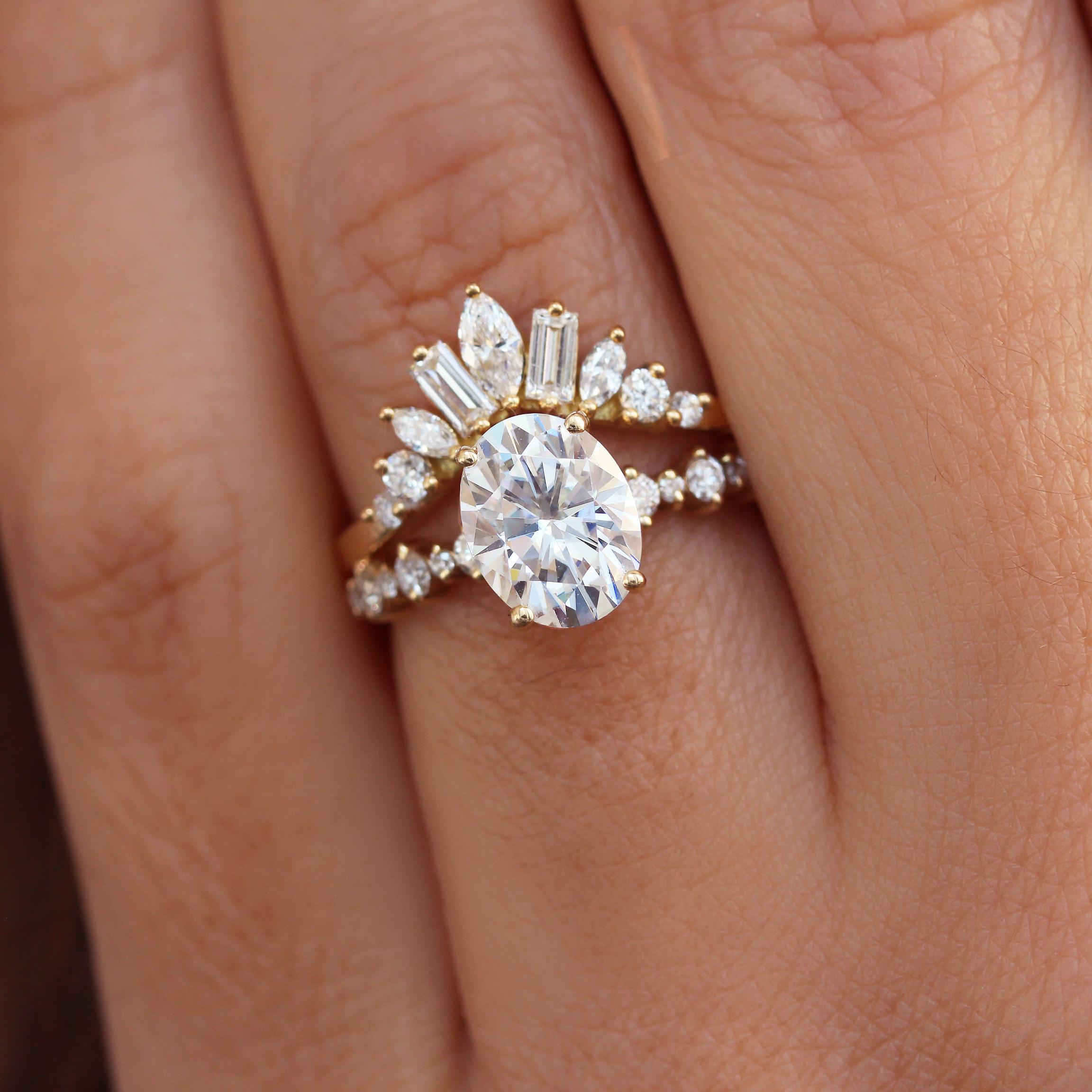Verlobungsring mit drei Diamanten in Oval mit Punkten – Margo & Ally V & Billy im Zustand „Neu“ im Angebot in Hertsliya, IL