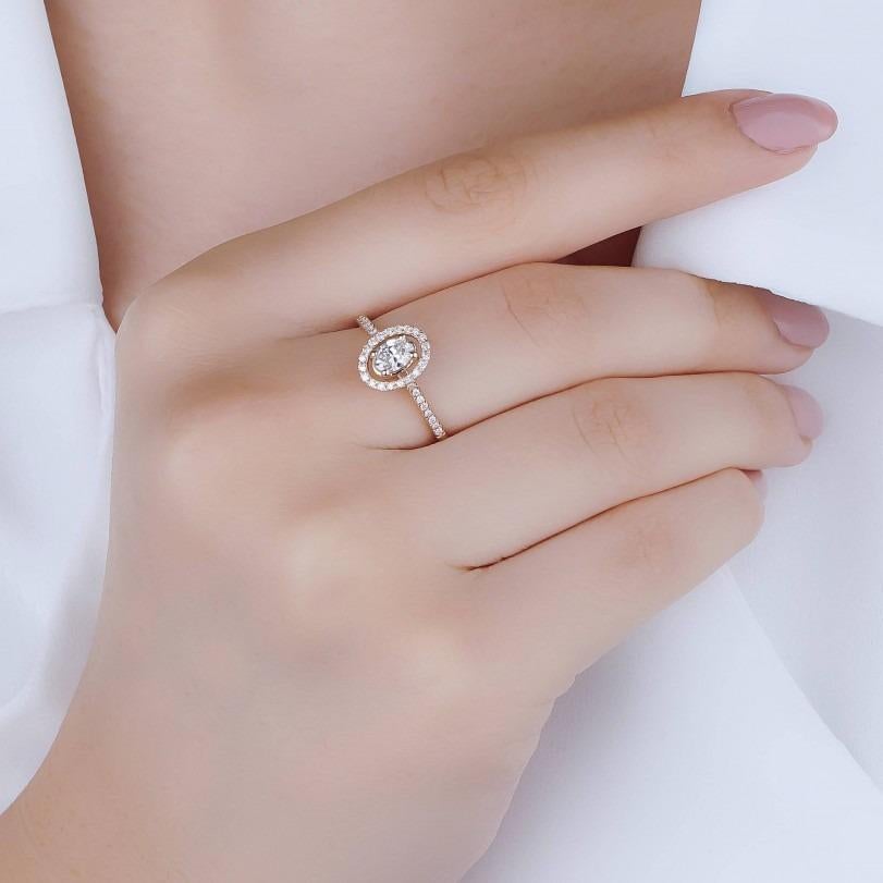 Taglio rotondo Anello di fidanzamento con diamante ovale da 0,60 carati in vendita