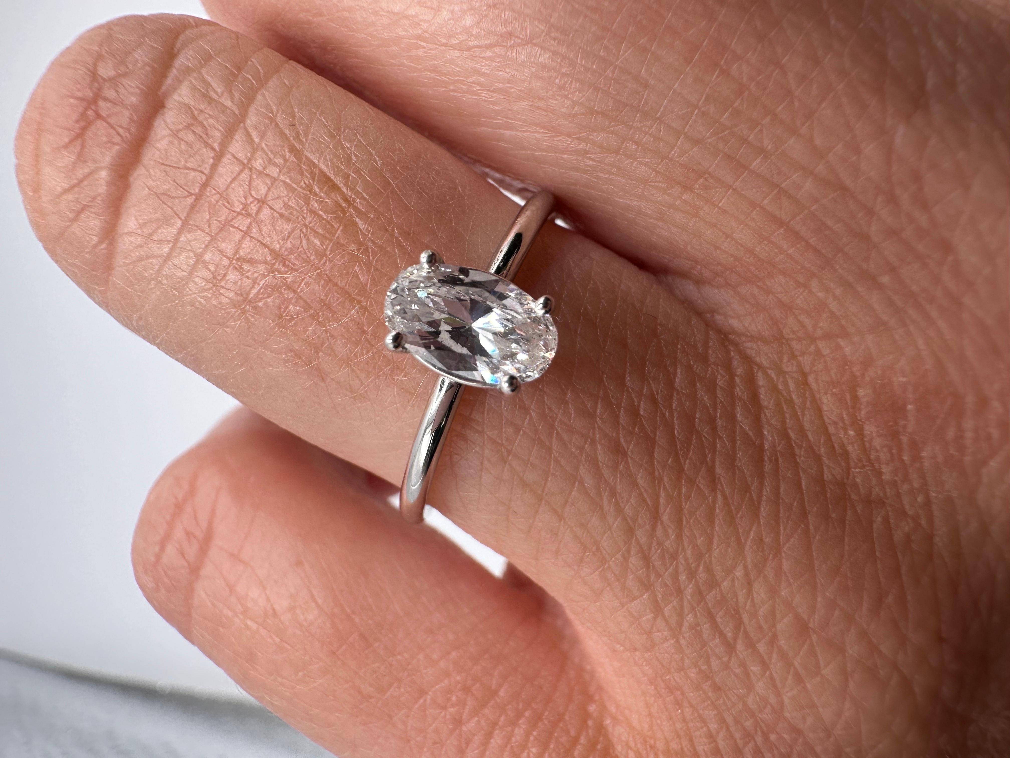 Women's or Men's Oval diamond engagement ring 0.50ct 14KT white gold solitaire diamond ring For Sale
