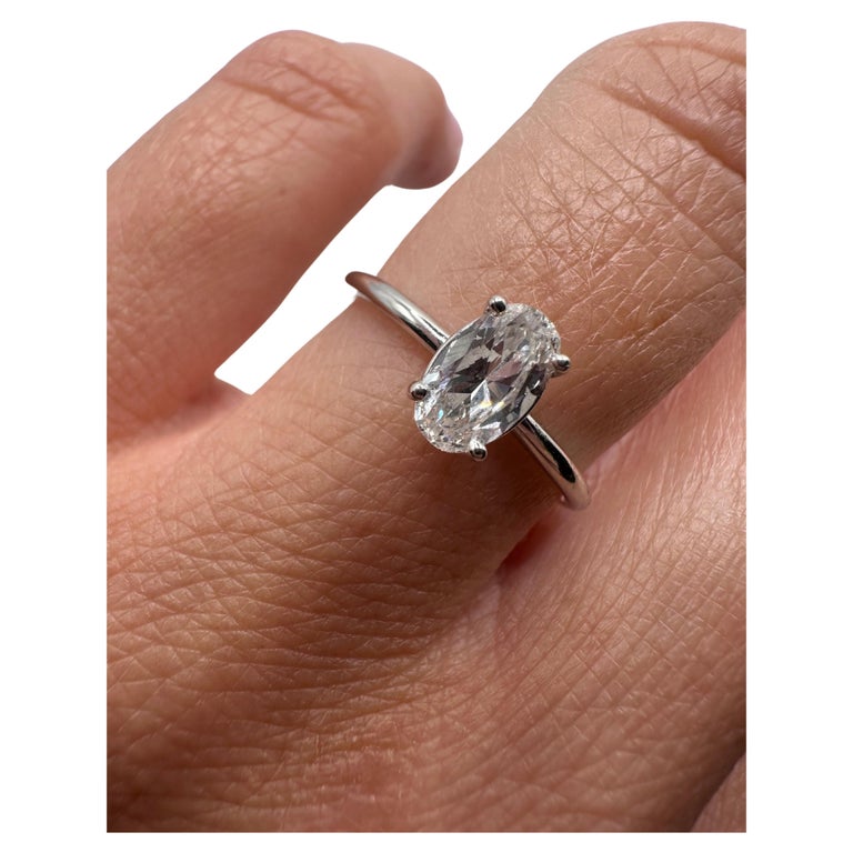 Anello di fidanzamento con diamante ovale da 0,50 carati in oro