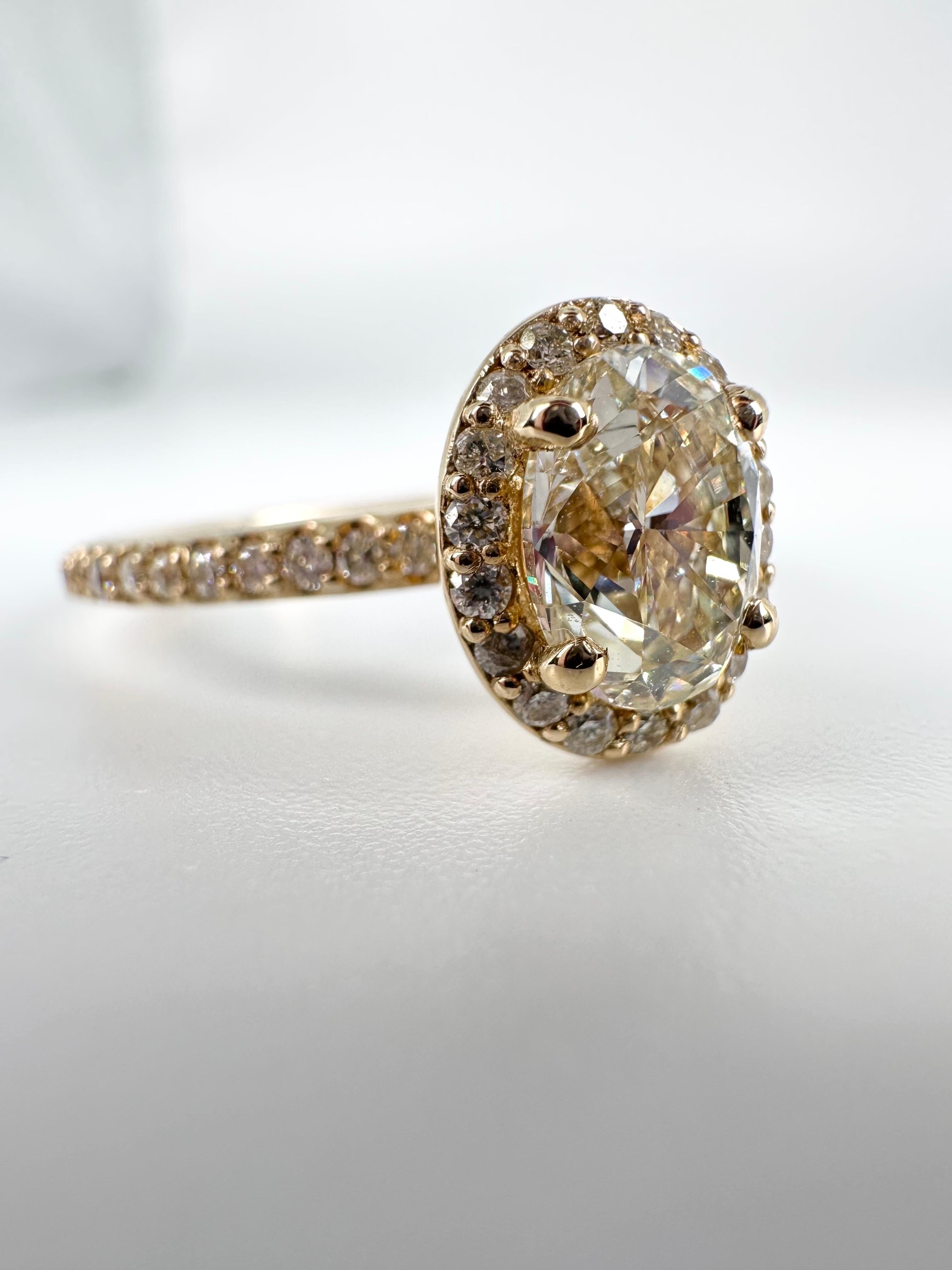 Bague de fiançailles unique en forme de halo avec un centre de 1.01ct VS1 clarity et K-L color. Les diamants qui l'accompagnent pèsent 0,40 carat en or jaune 14KT.

OR : or 14KT
DIAMANT(S) NATUREL(S)
Clarté/Couleur : VS-SI/H (VS1/L au