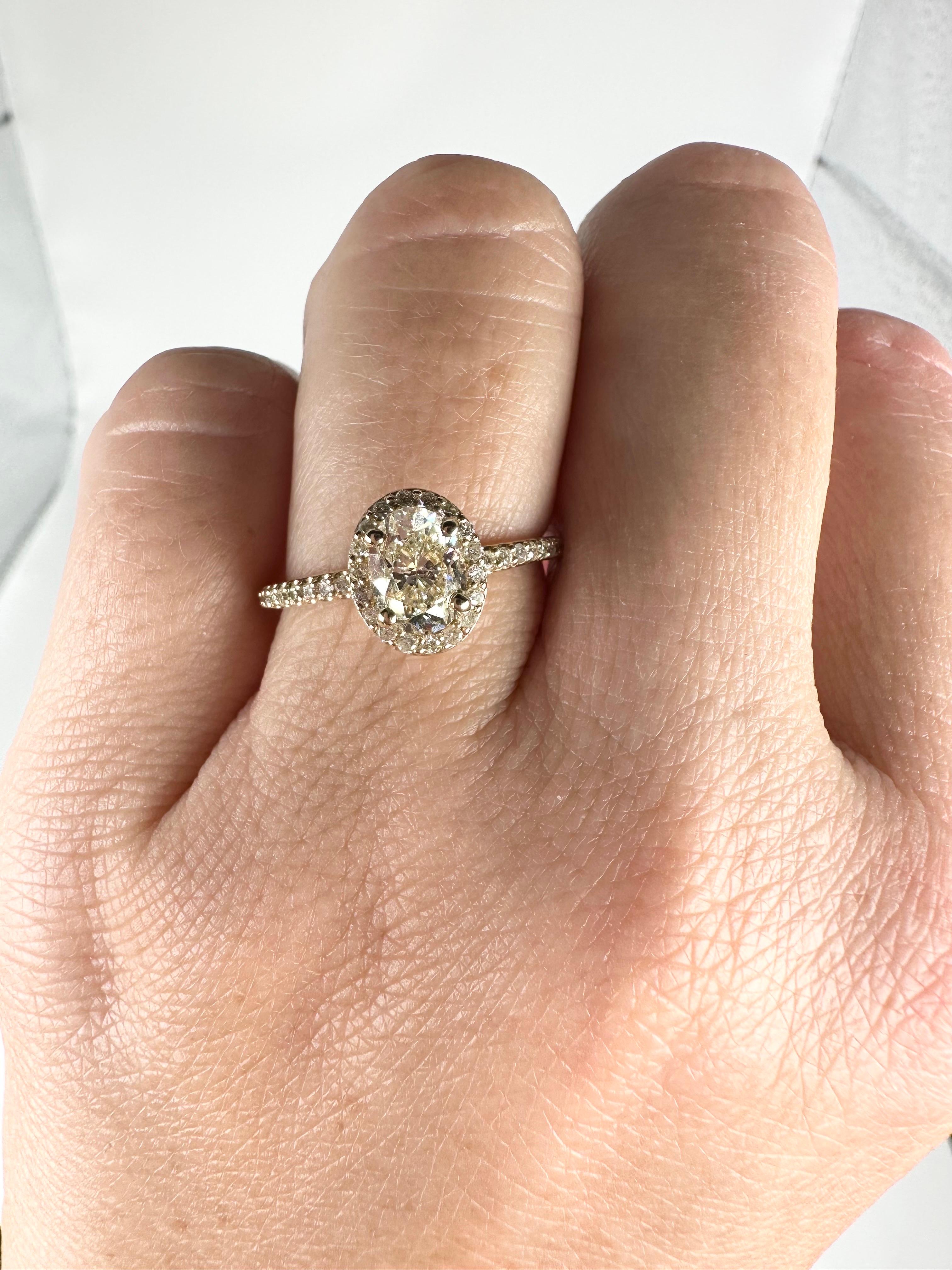 Oval Diamond Engagement Ring 14 Karat Yellow Gold Diamond Ring In New Condition For Sale In Jupiter, FL