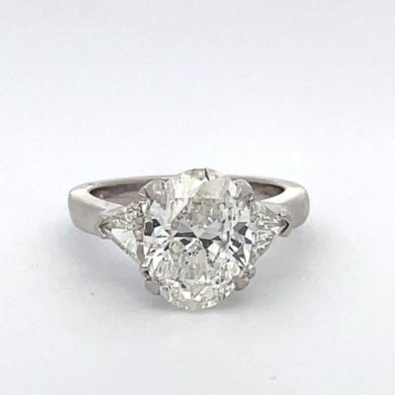 Modern Oval diamond engagement ring For Sale