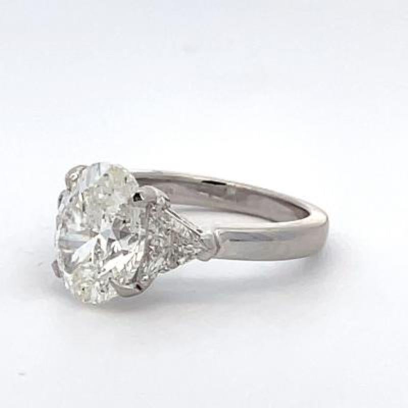 Oval Cut Oval diamond engagement ring For Sale