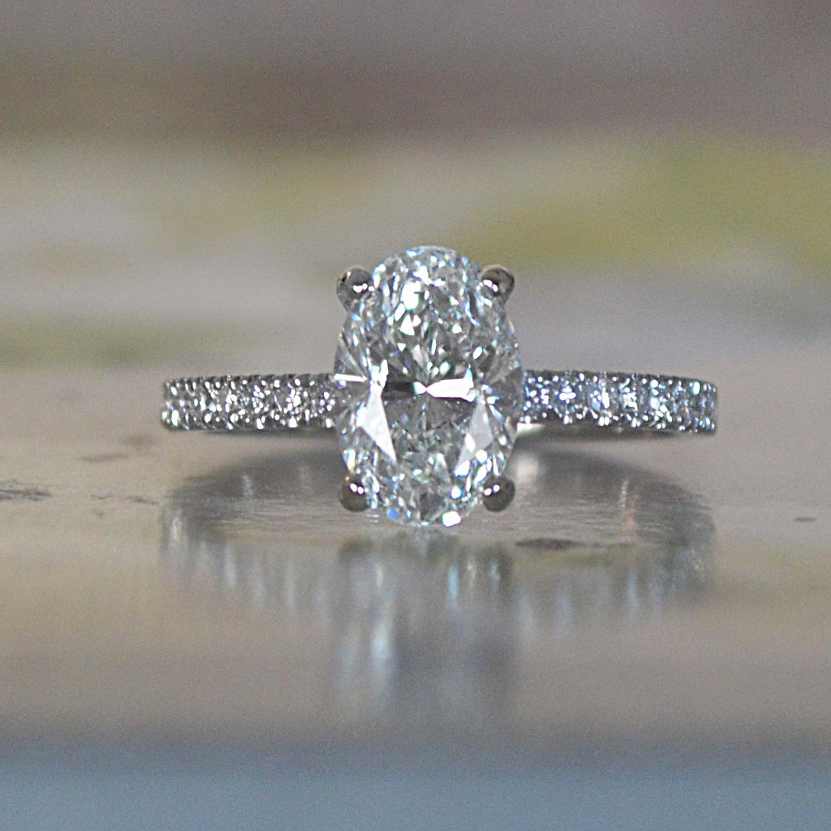 Anillo de compromiso de diamantes ovalados - Engastado en platino Diamantes en el cuerpo inferior

Se puede hacer con tu diamante o con cualquier otro diamante, el engaste sin la piedra central que se muestra es de 2.500,00 $.

El anillo puede