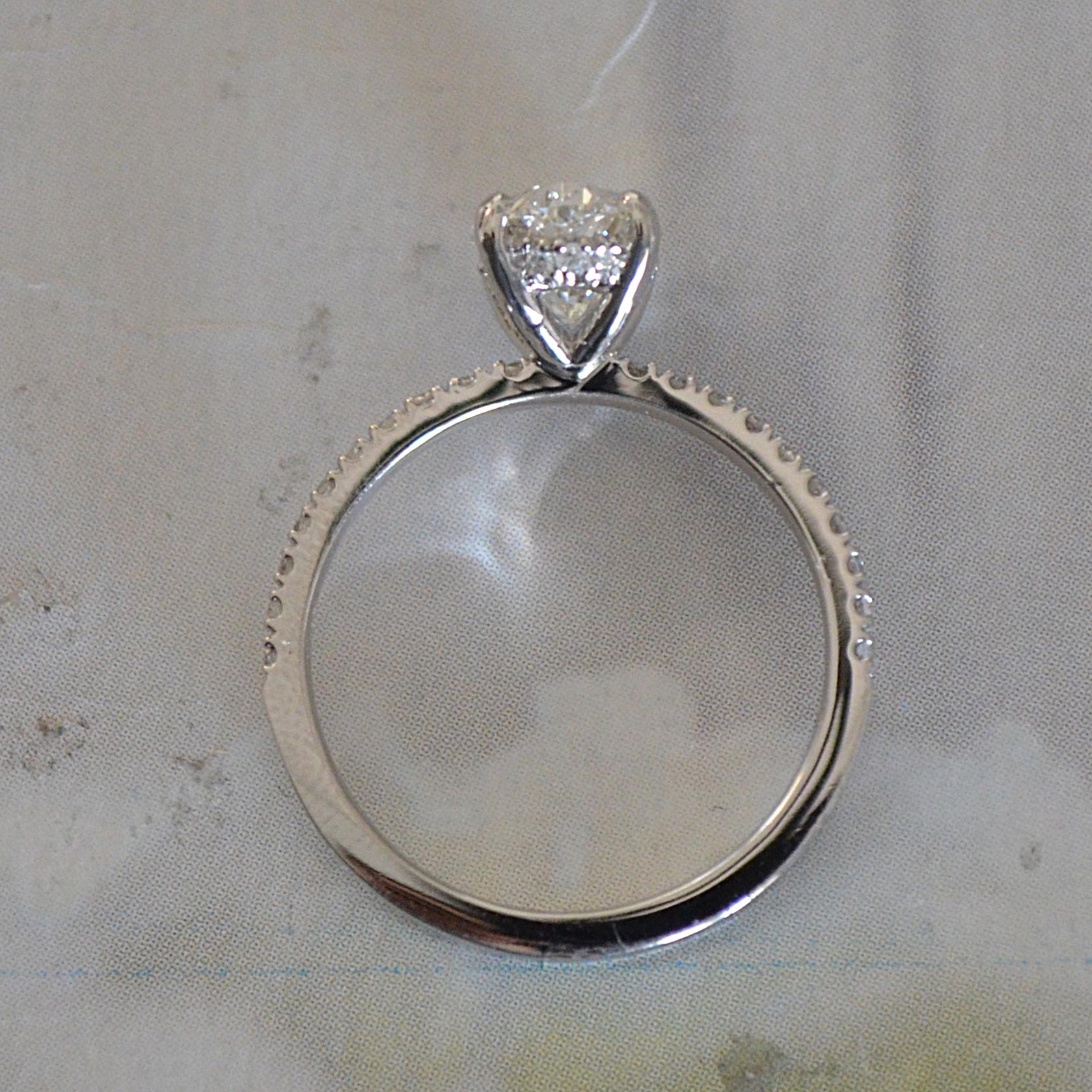 Anillo de compromiso de diamantes ovalados, engastado con diamantes blancos de 18 quilates en la caña inferior Corte oval en venta