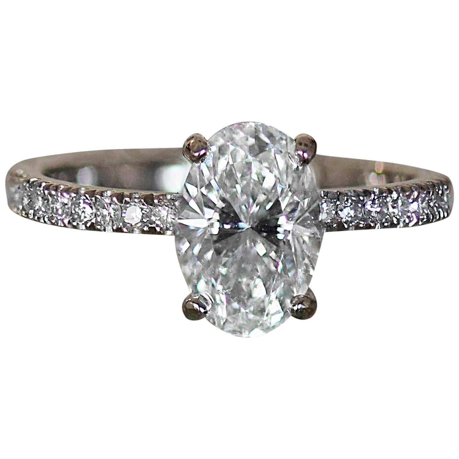 Anillo de compromiso de diamantes ovalados, engastado con diamantes blancos de 18 quilates en la caña inferior en venta