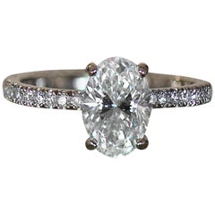 Ovaler Diamant-Verlobungsring mit 18 Karat weißen Diamanten am unteren Ende des Schafts