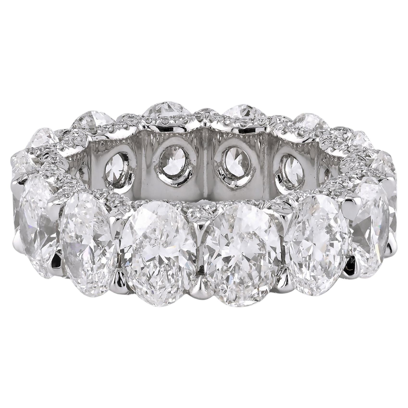 Bague éternité en platine sertie de diamants ovales, 7,70 carats