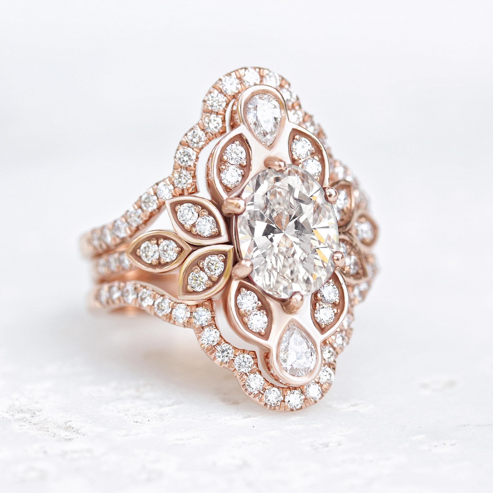Bague de fiançailles à fleur en diamant ovale avec anneau de garde en diamants pavés Lily n° 4 Neuf - En vente à Hertsliya, IL