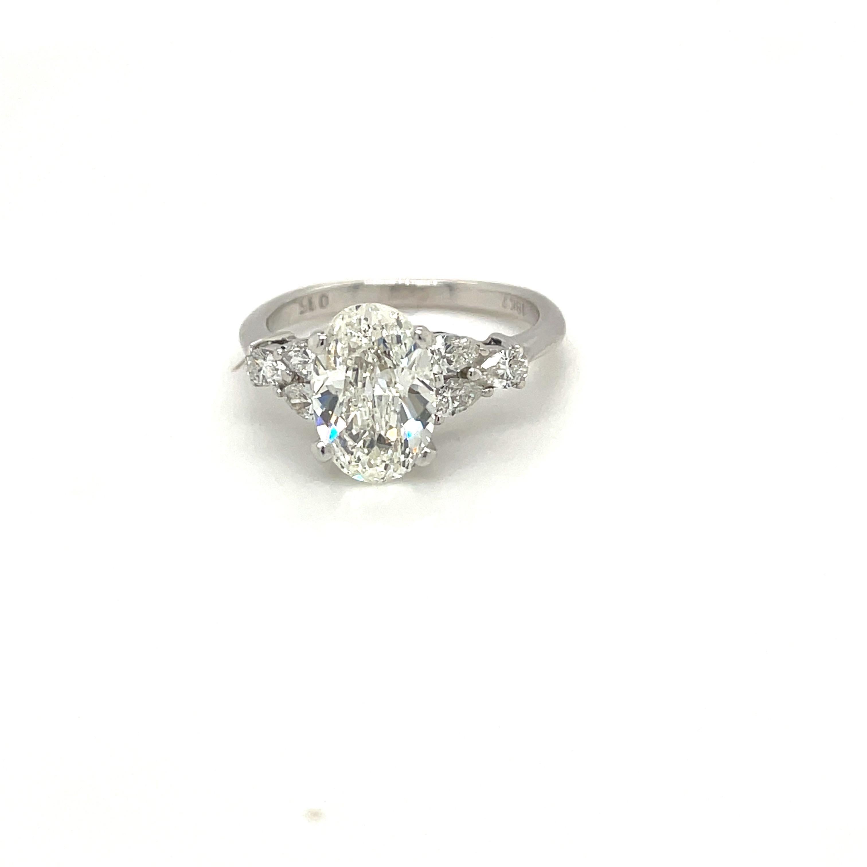 Moderne Diamant ovale certifié GIA de 1,71 carat Sertissage H VS1 avec des diamants poire de 0,35 carat en vente