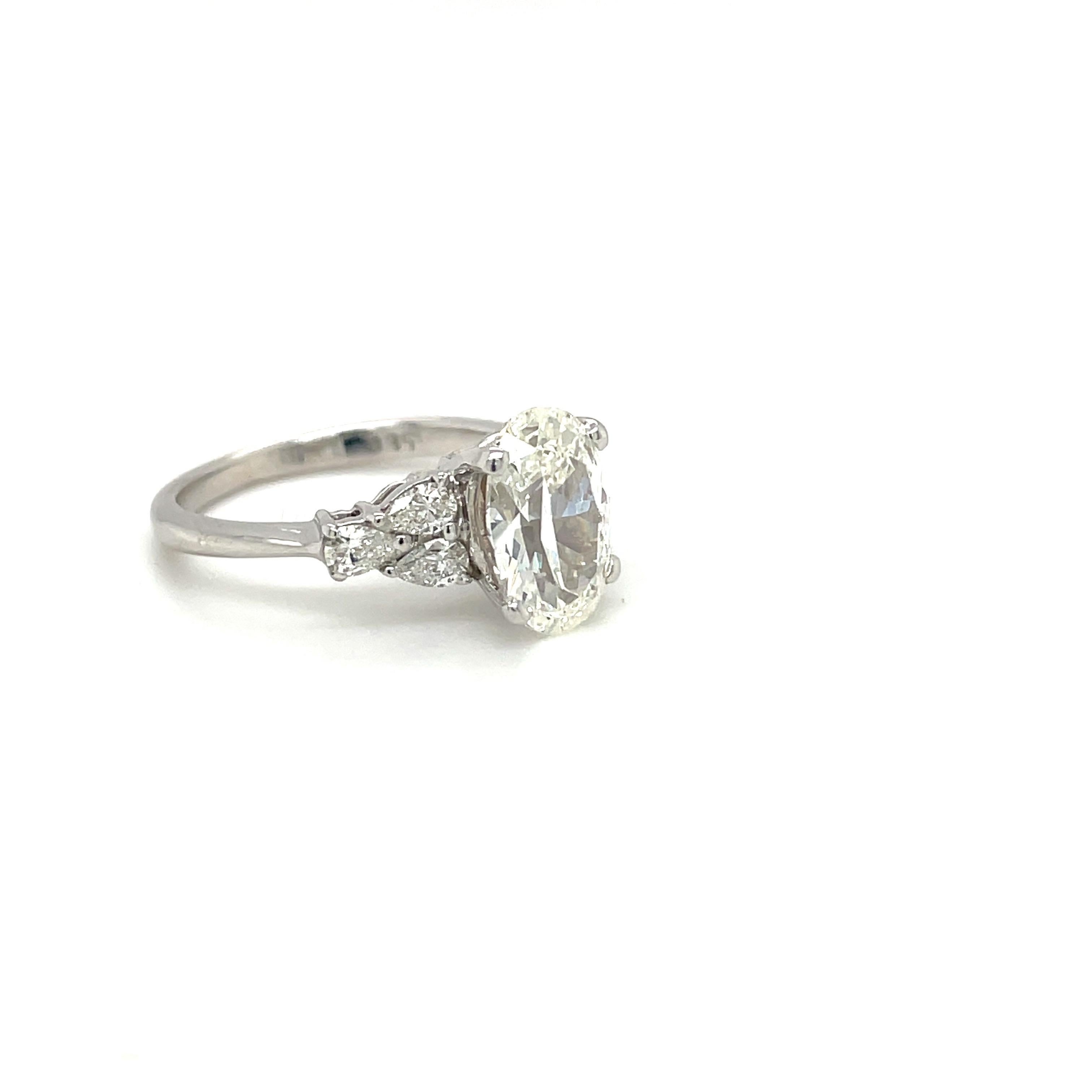 Taille ovale Diamant ovale certifié GIA de 1,71 carat Sertissage H VS1 avec des diamants poire de 0,35 carat en vente