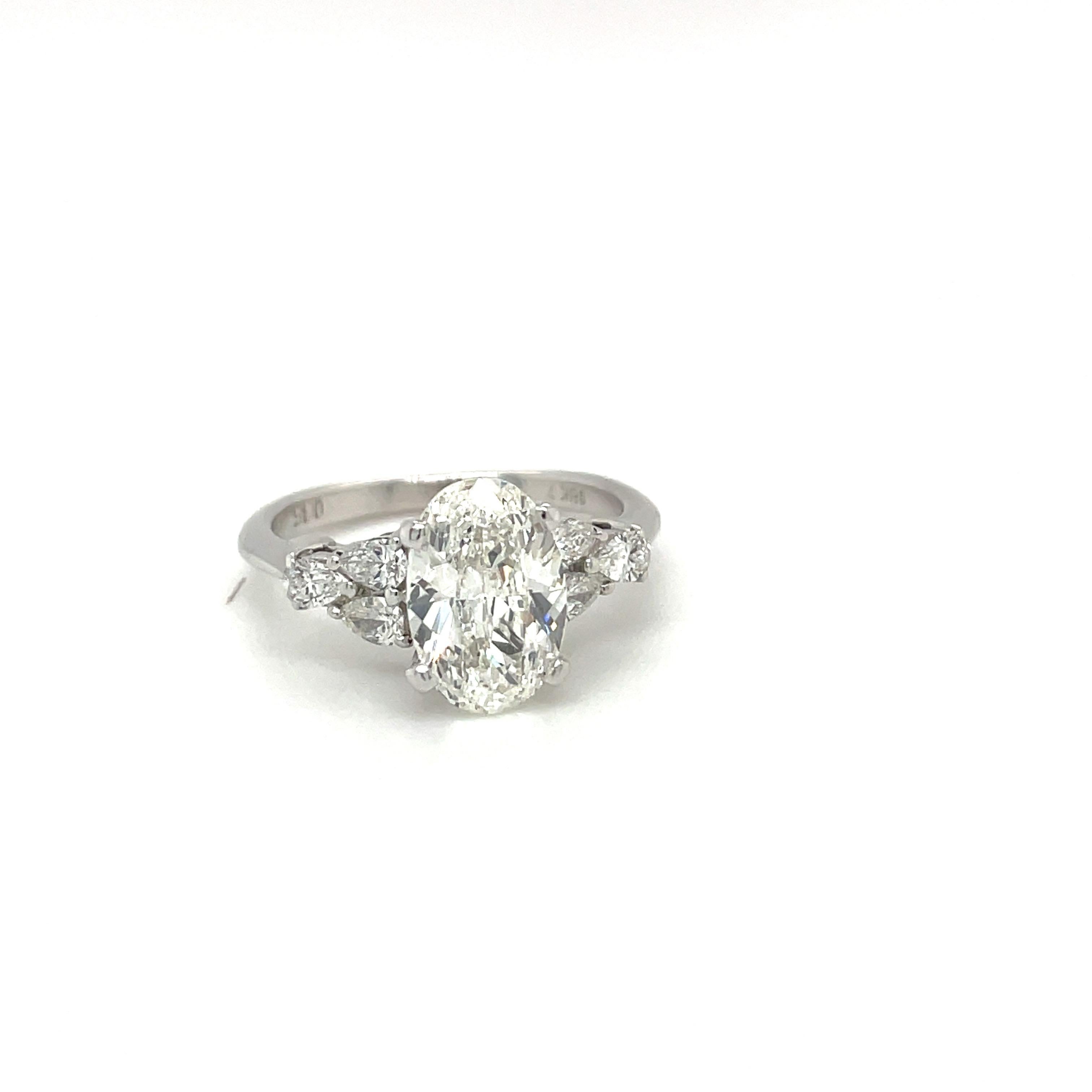 Diamant ovale certifié GIA de 1,71 carat Sertissage H VS1 avec des diamants poire de 0,35 carat Neuf - En vente à New York, NY