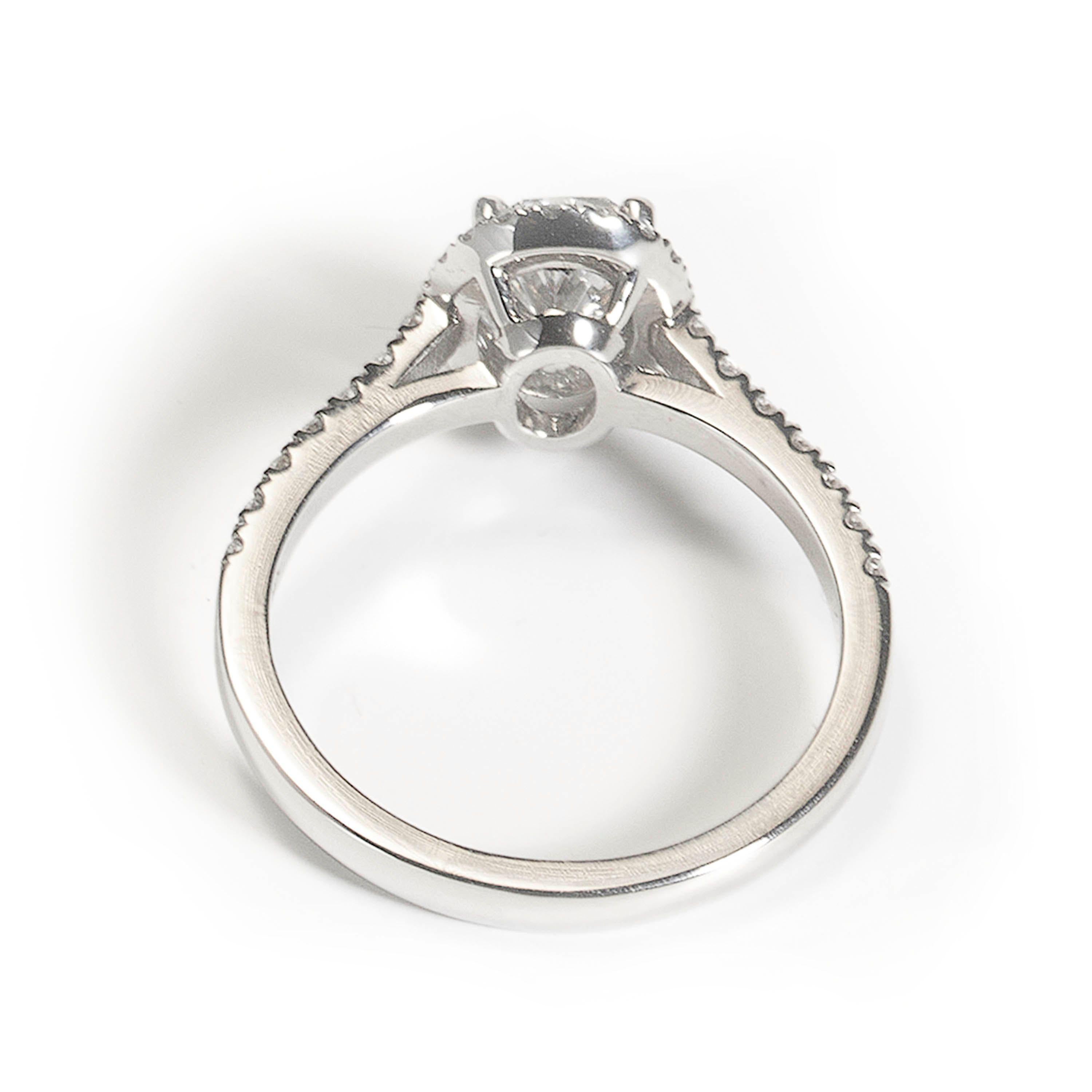 Ovaler Diamant Micro Pavé Halo Platin Ring, 1,00 Karat D VS2 (Moderne) im Angebot