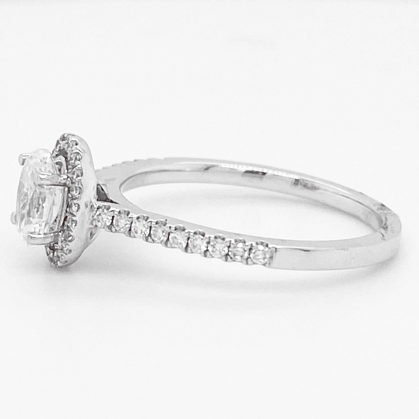 En vente :  Bague de fiançailles en or blanc, diamant ovale de 0,72 carat, bague de fiançailles à halo ovale 3