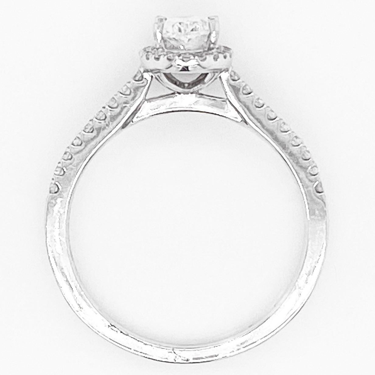 En vente :  Bague de fiançailles en or blanc, diamant ovale de 0,72 carat, bague de fiançailles à halo ovale 4
