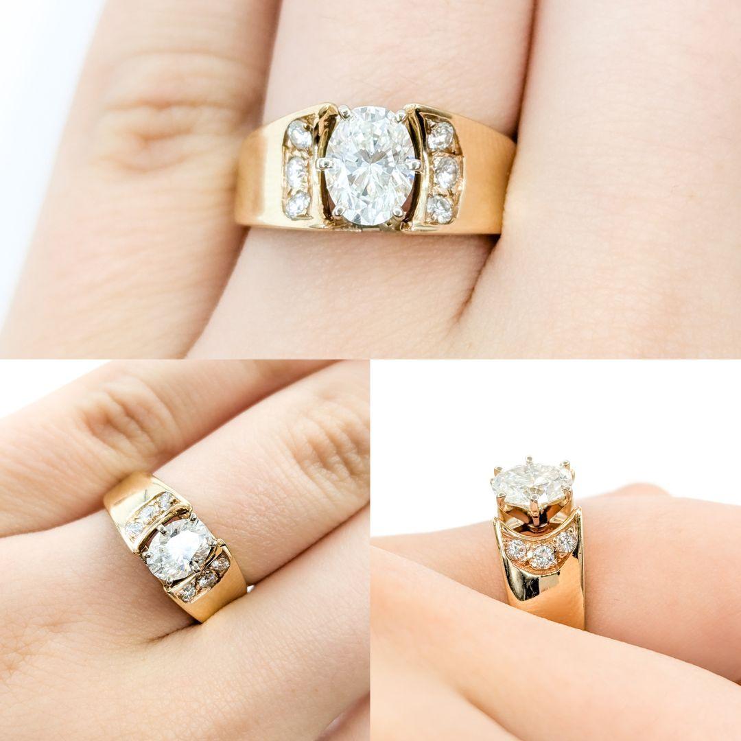 Bague exquise en or jaune 14k avec diamant ovale et accents en diamant

Cette magnifique bague en or jaune 14k est ornée d'un superbe diamant ovale de 1,0 ct en guise de pièce maîtresse. Le diamant étincelant présente une pureté VS1 et une couleur