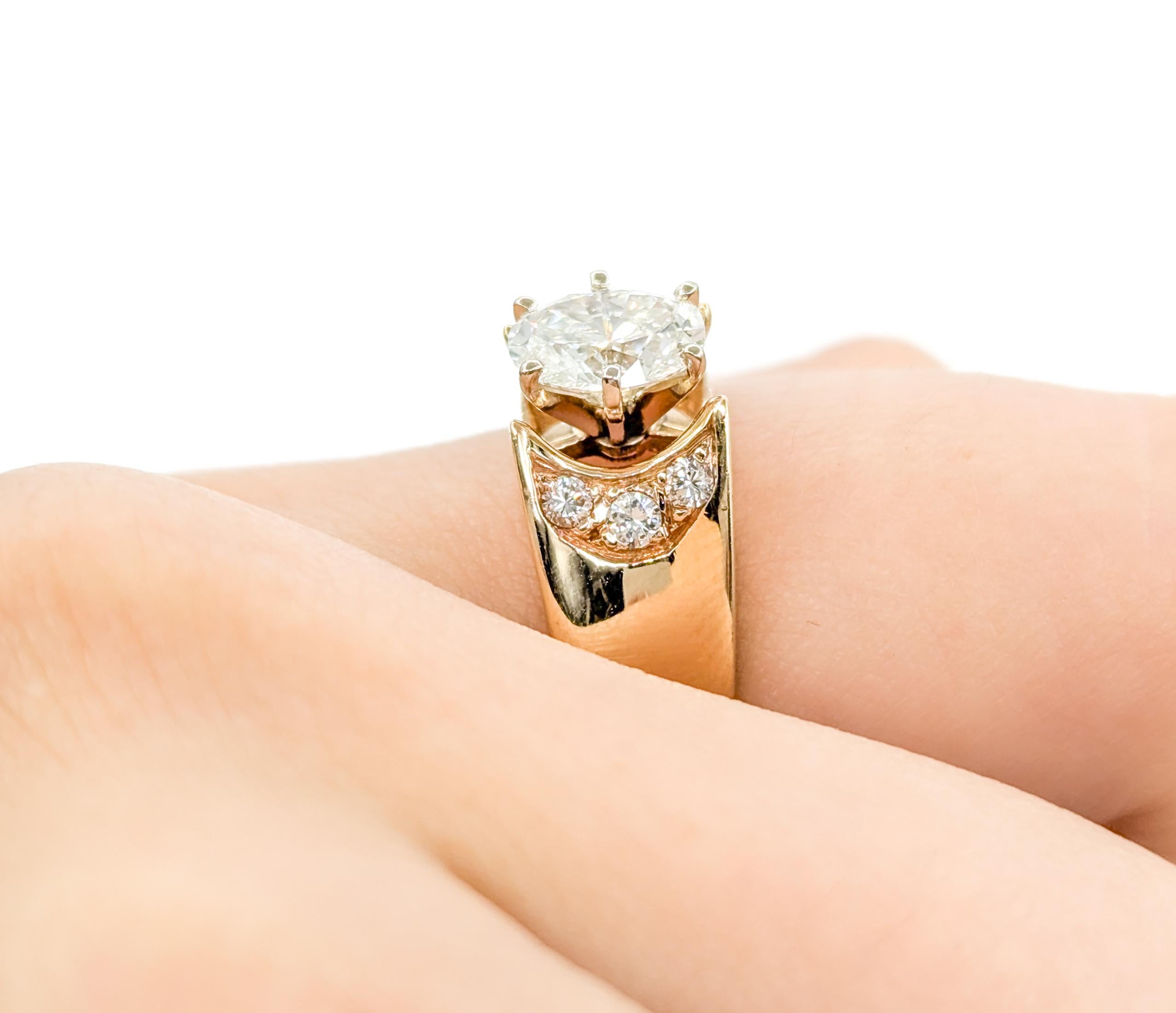 Taille ovale Bague en or jaune 14 carats avec diamants ovales en vente