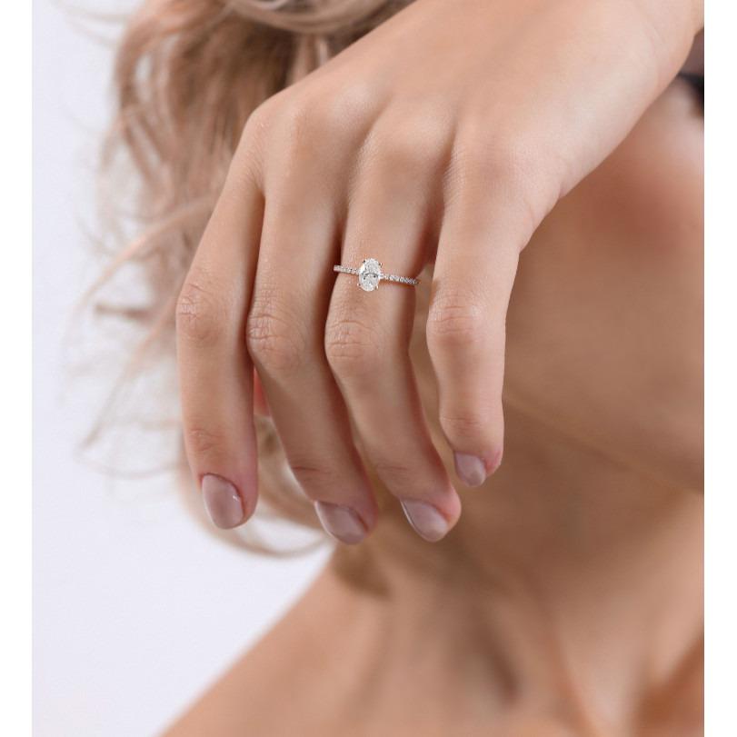 Ovaler Diamant Solitär 0,81 Karat Ring mit Solitär im Angebot 1