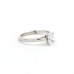 Anello di fidanzamento solitario con diamante ovale in platino