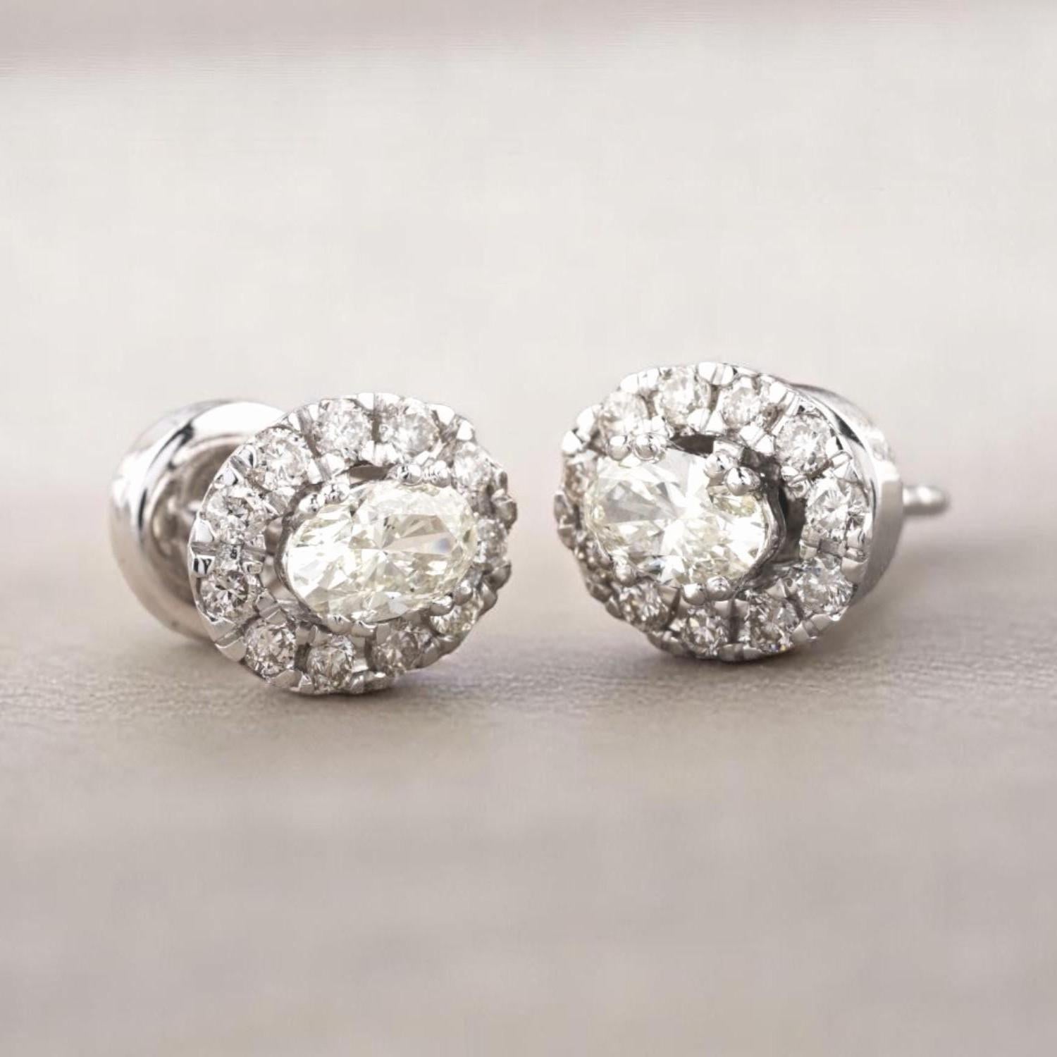 Pendientes de diamantes ovalados con halos en oro macizo de 14 quilates (certificado) en Nuevo estado para la venta en New Delhi, DL