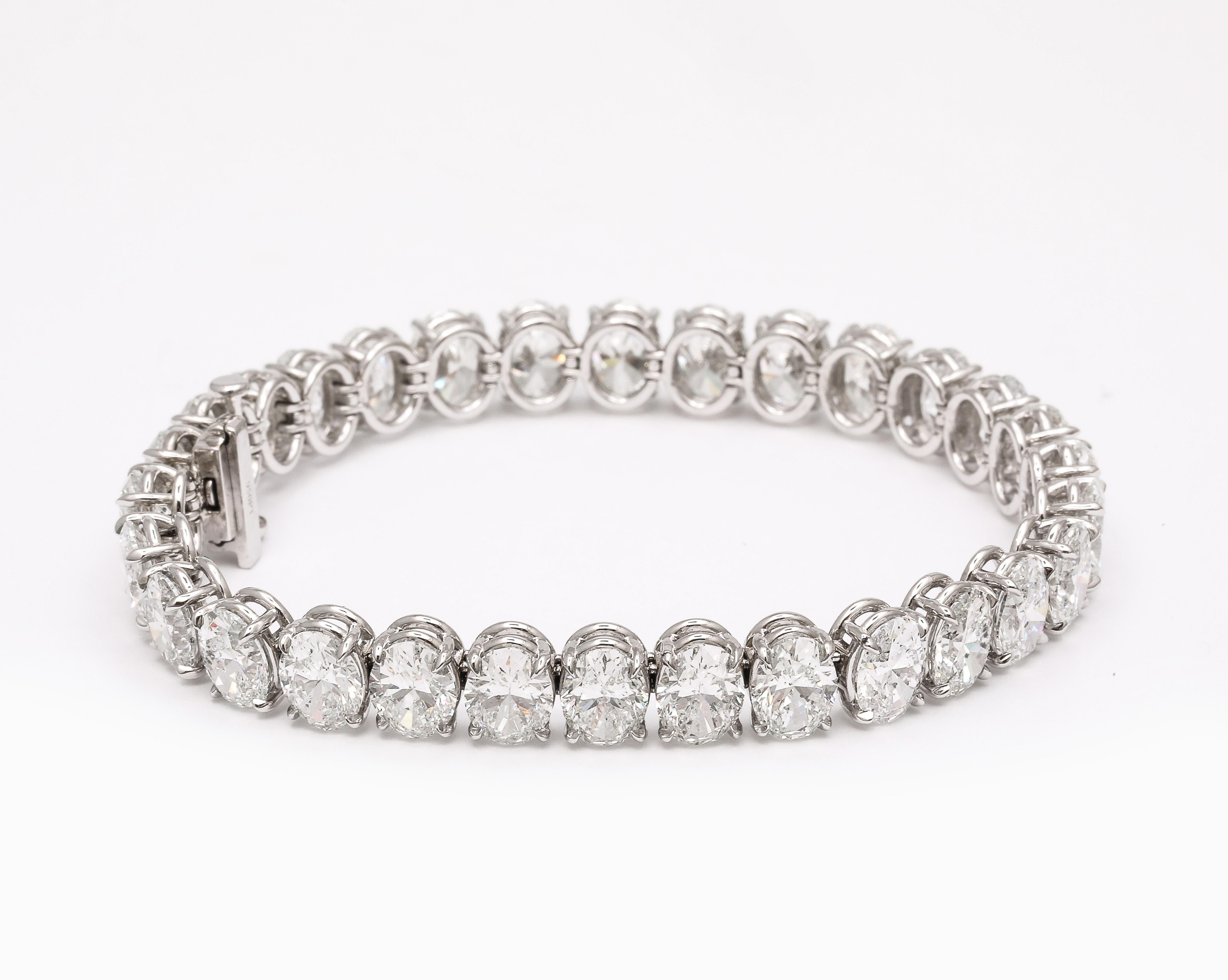 Taglio ovale Bracciale tennis con diamanti ovali in vendita